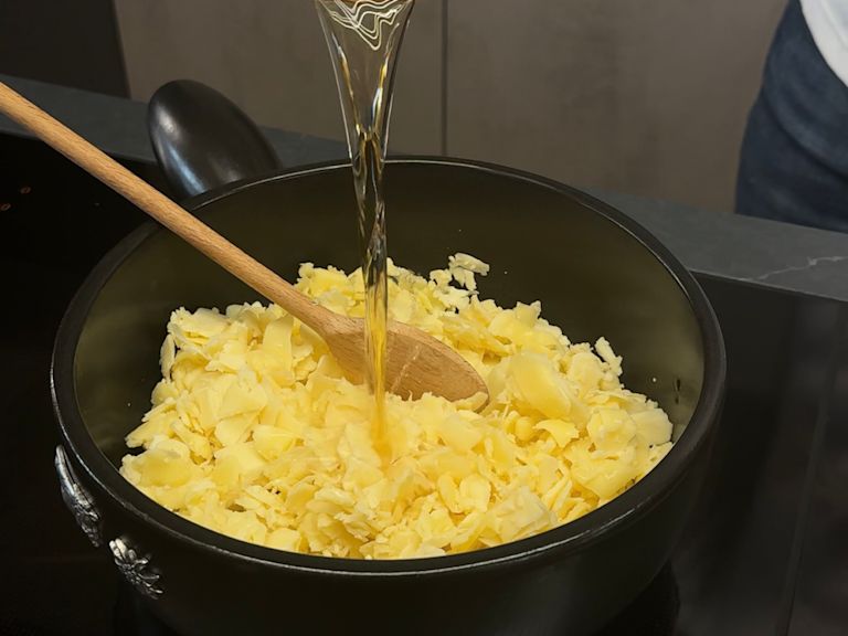 Step 3: Wein zum Käse geben Step 3: Wein zum Käse geben