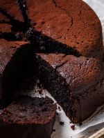 Drei-Bohnen-Schokoladenkuchen mit Vanillerahm Rezept