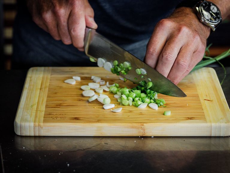 Schritt 2: Die Frühlingszwiebeln für die Misosuppe in Ringe schneiden.