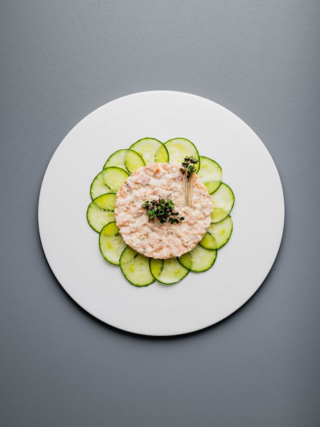 Rauchlachstatar mit Senf auf Gurken-Carpaccio Rezept Rauchlachstatar mit Senf auf Gurken-Carpaccio Rezept