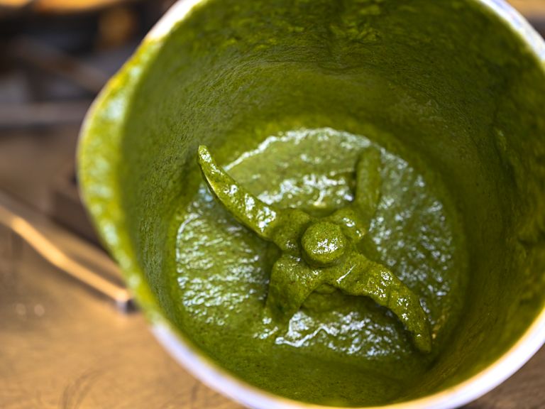 Schritt 2: Die weiteren Pesto-Zutaten für Bärlauchpesto vorbereiten  Schritt 2: Die weiteren Pesto-Zutaten für Bärlauchpesto vorbereiten