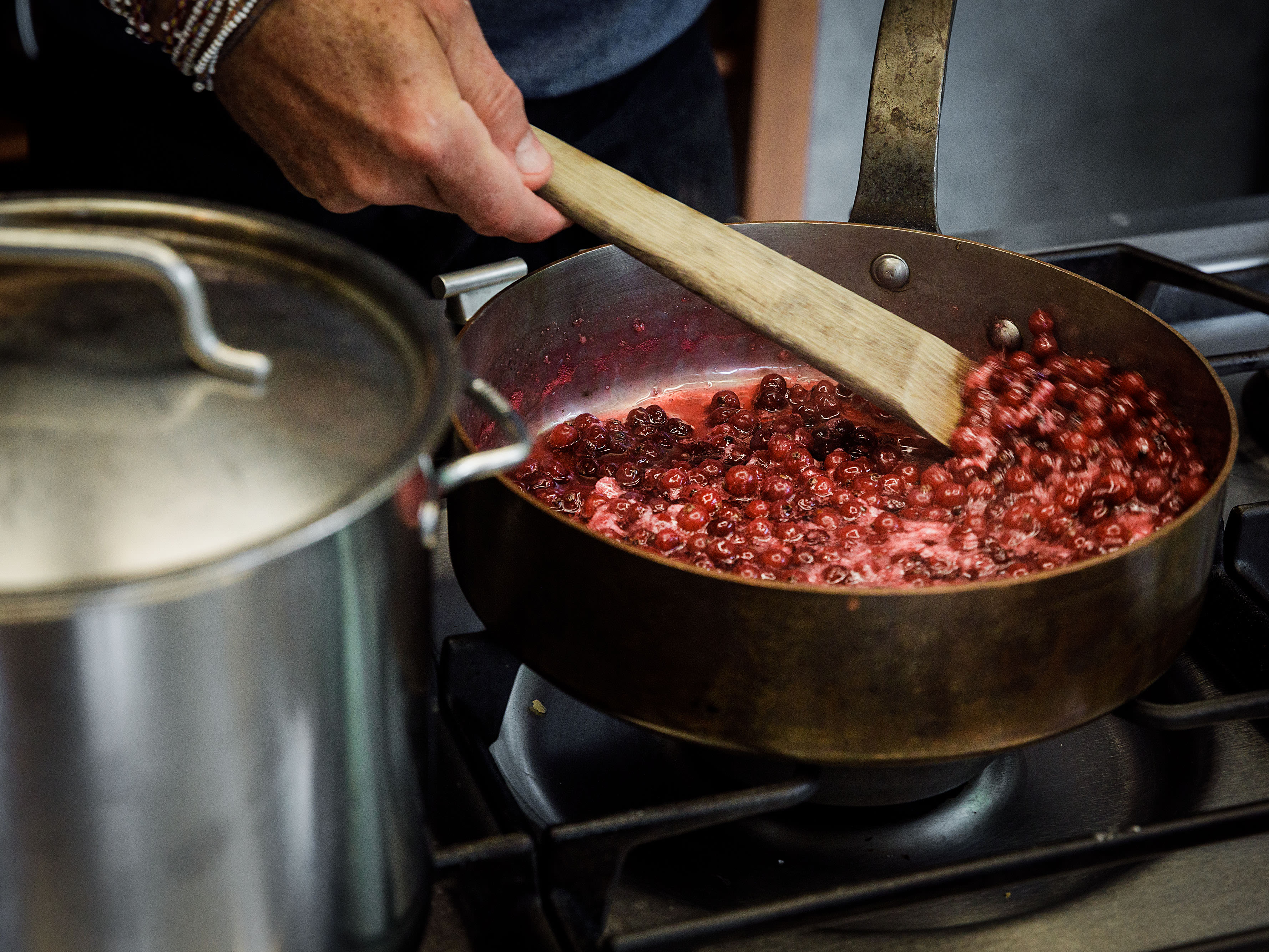 Schritt 1: Die Johannisbeeren mit dem Zucker in einem Topf unter Rühren gut aufkochen, bis sich der Zucker vollständig aufgelöst hat