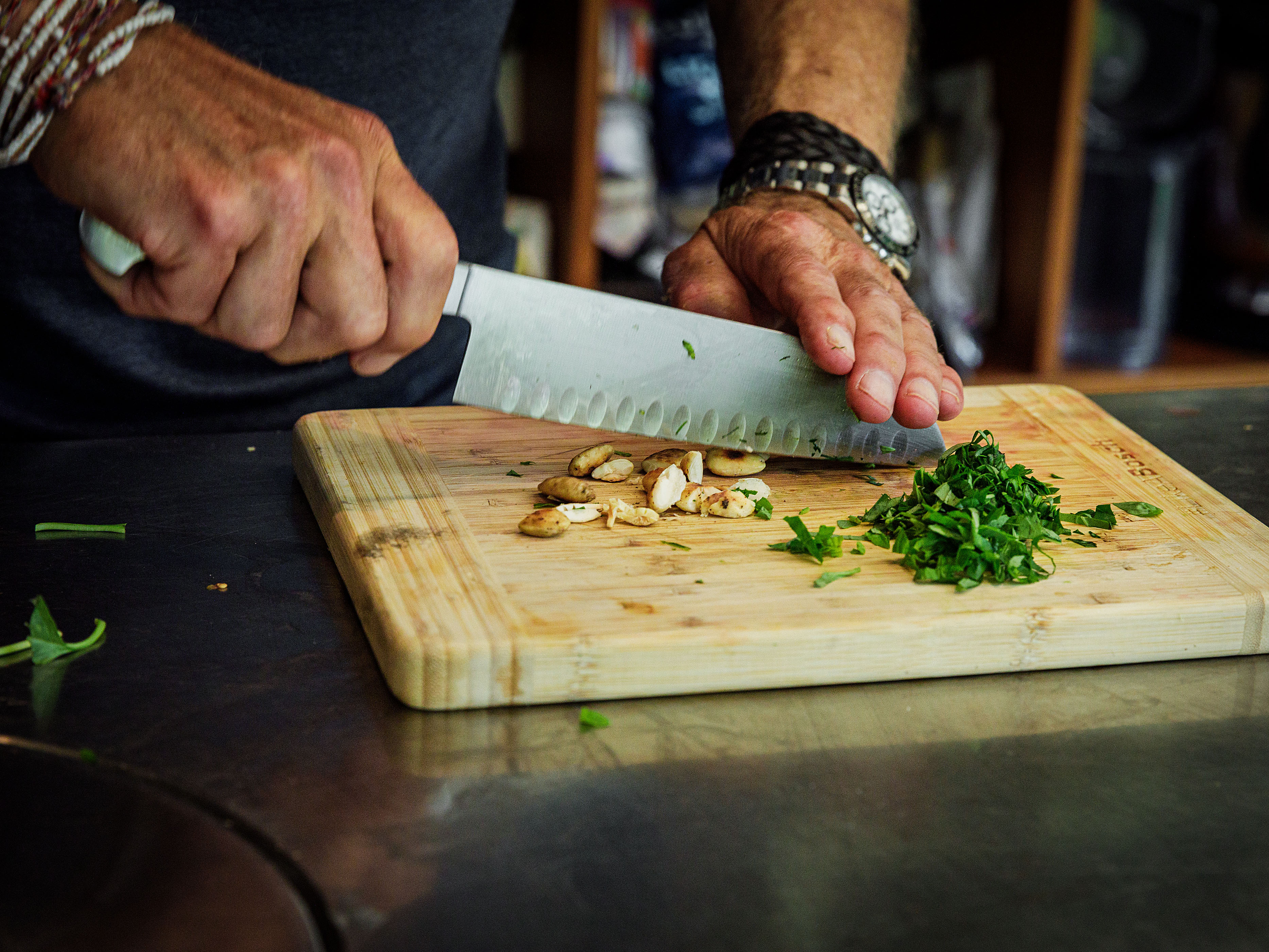 Schritt 2: Mandeln hacken