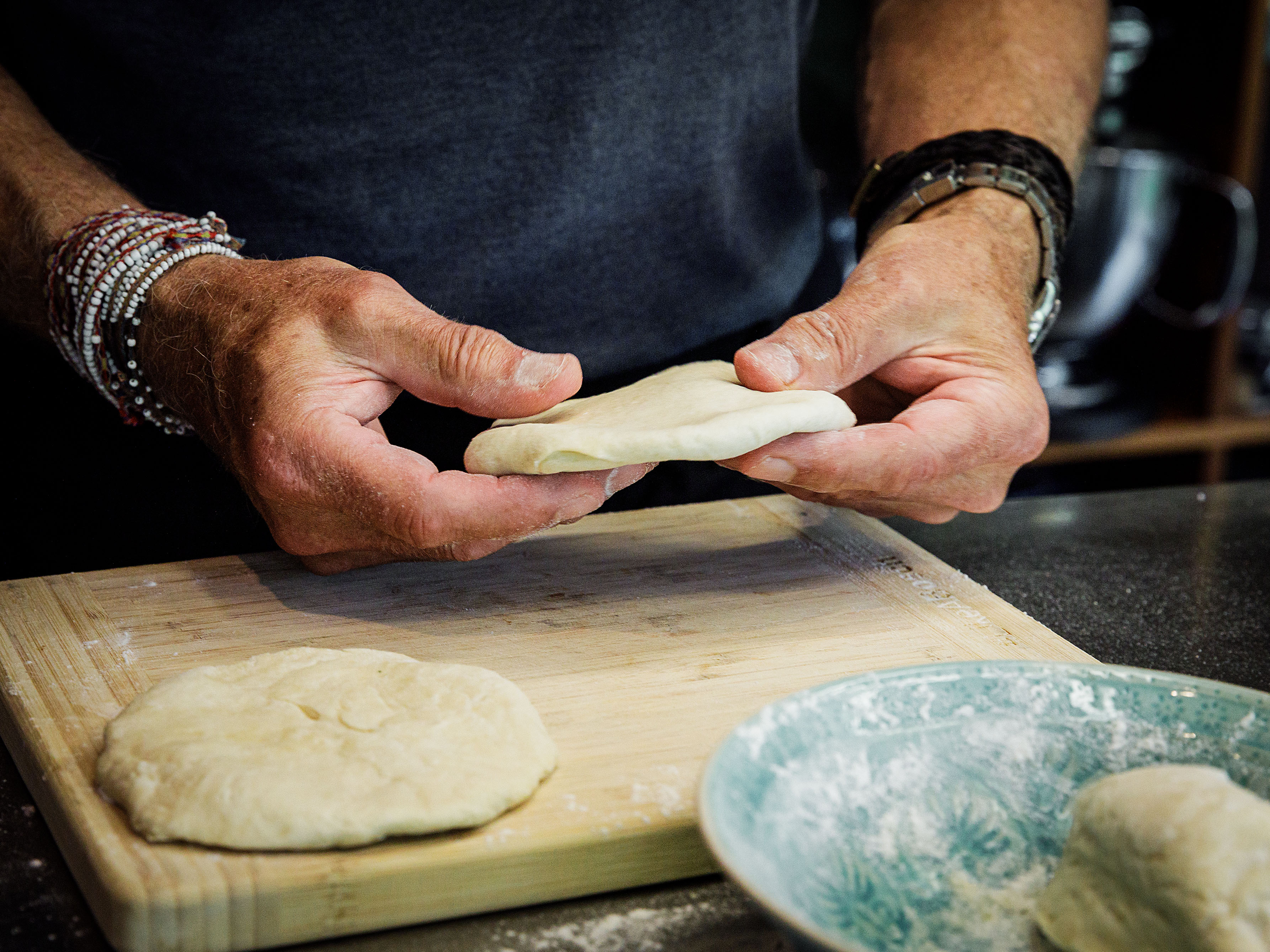 Schritt 3:  Jede Kugel auf einer leicht bemehlten Fläche zu einem 1 cm dicken Kreis ausrollen