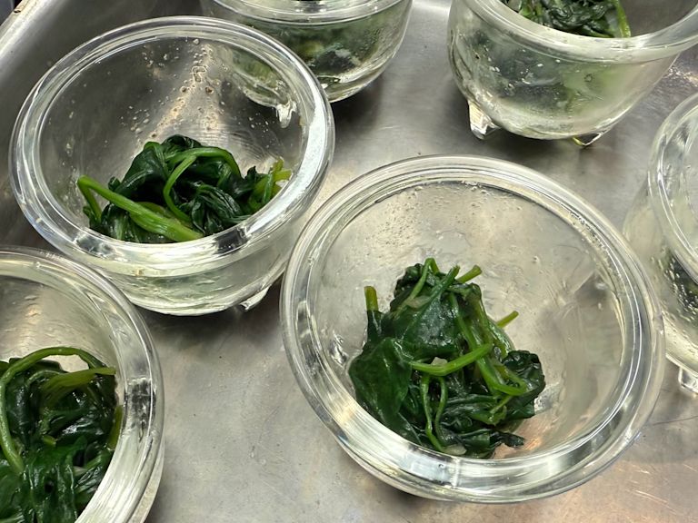 Schritt 2: Spinat für Trüffel-Spinat-Ei in Gläser verteilen Schritt 2: Spinat für Trüffel-Spinat-Ei in Gläser verteilen