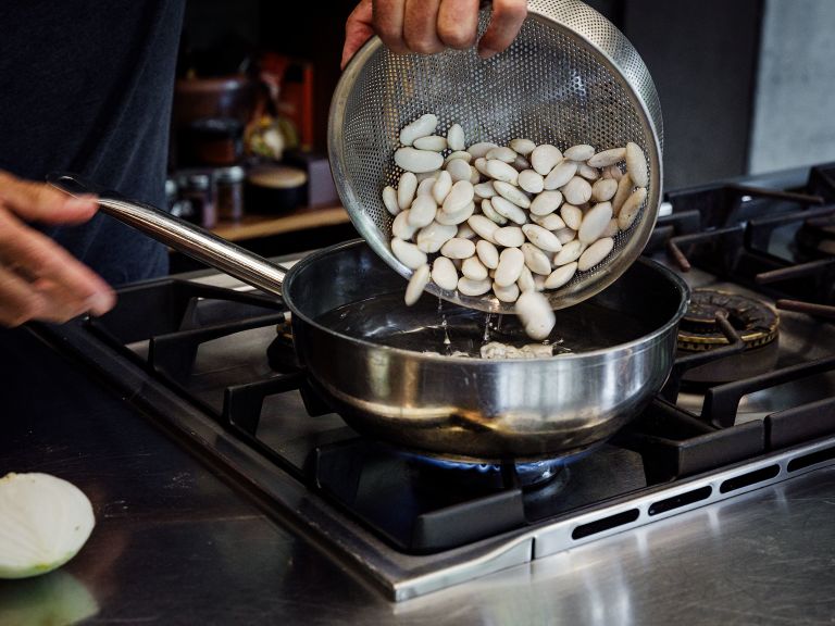 Schritt 1: Die Bohnen in eine grosse Schüssel geben, mit Wasser übergiessen, bis sie vollständig bedeckt sind, und über Nacht stehen lassen Schritt 1: Die Bohnen in eine grosse Schüssel geben, mit Wasser übergiessen, bis sie vollständig bedeckt sind, und über Nacht stehen lassen