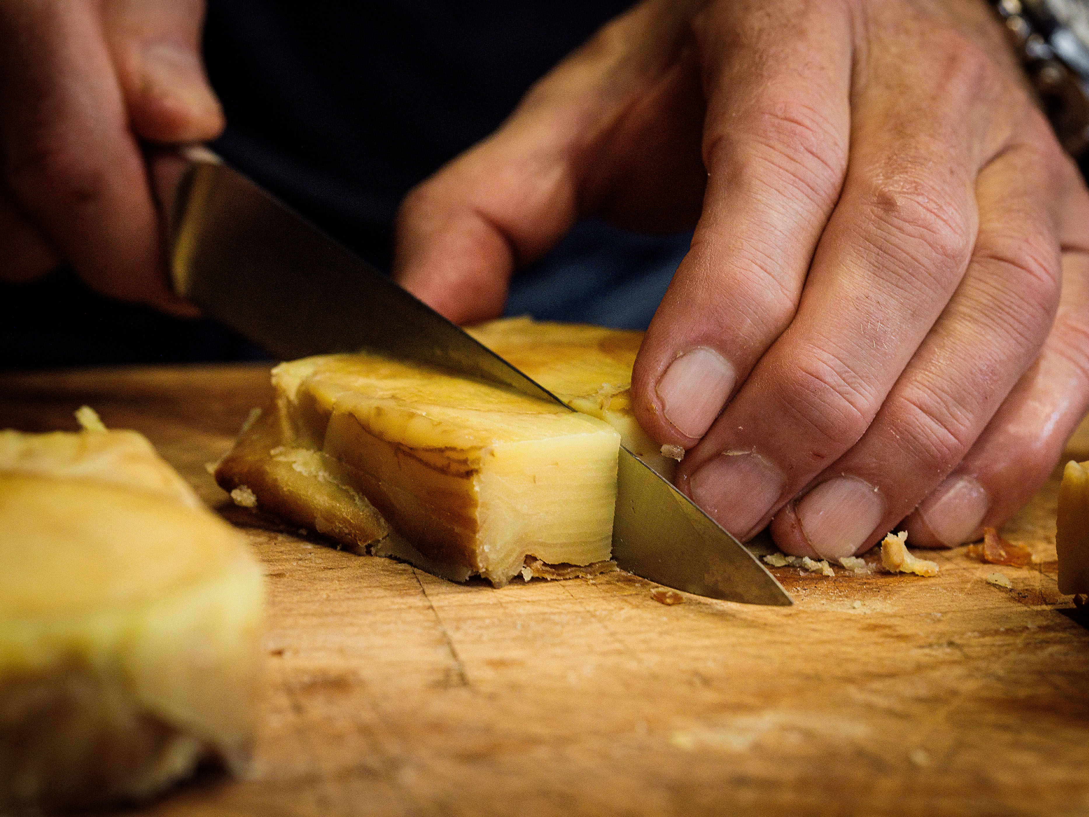 Schritt 3: Am nächsten Tag aus der Form stürzen und mit einem scharfen Messer Rechtecke schneiden