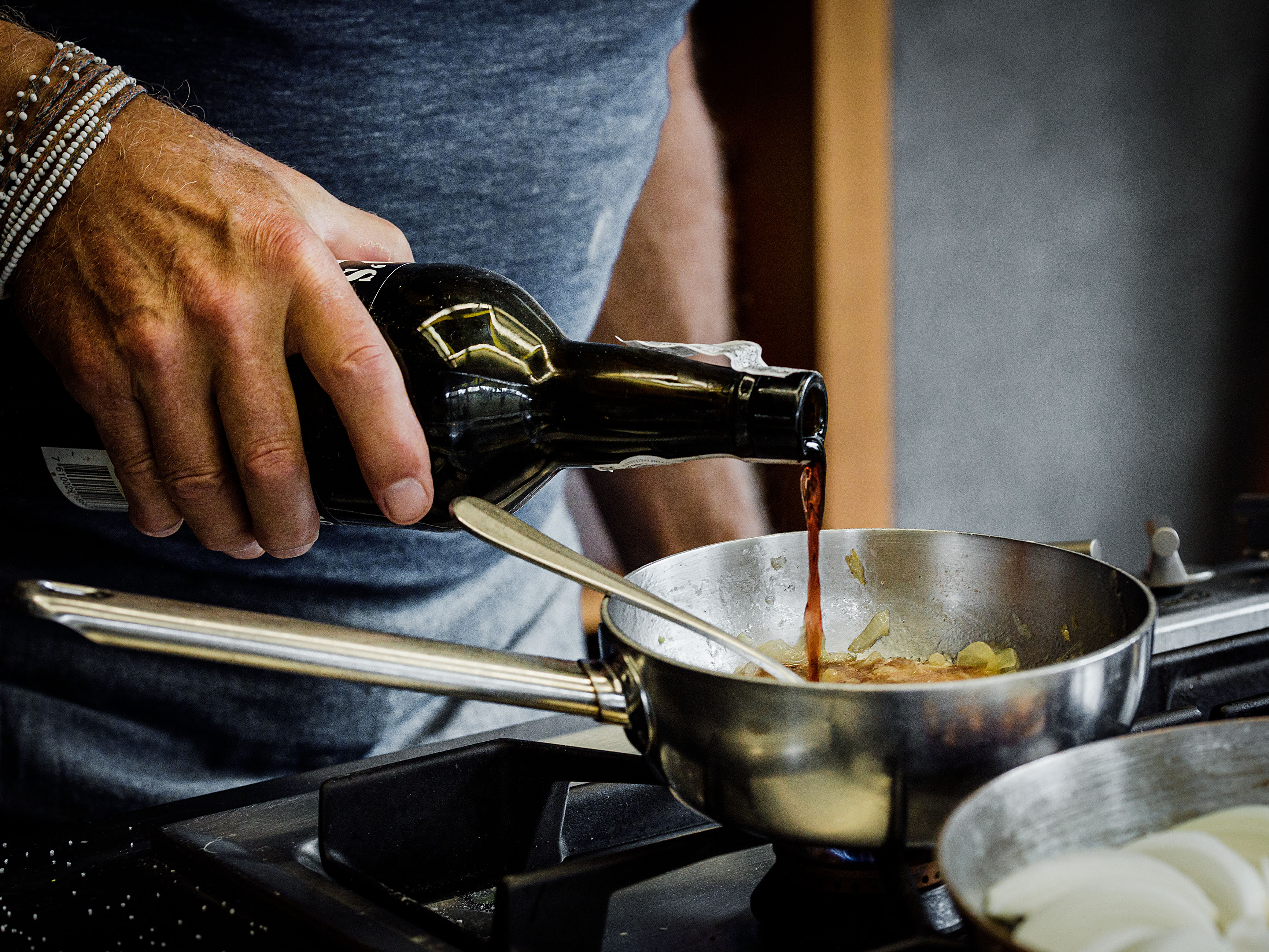 Schritt 3: Den Sherry hinzufügen, um die Zwiebel zu karamellisieren.