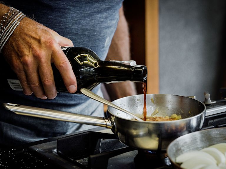 Schritt 3: Den Sherry hinzufügen, um die Zwiebel zu karamellisieren. Schritt 3: Den Sherry hinzufügen, um die Zwiebel zu karamellisieren.