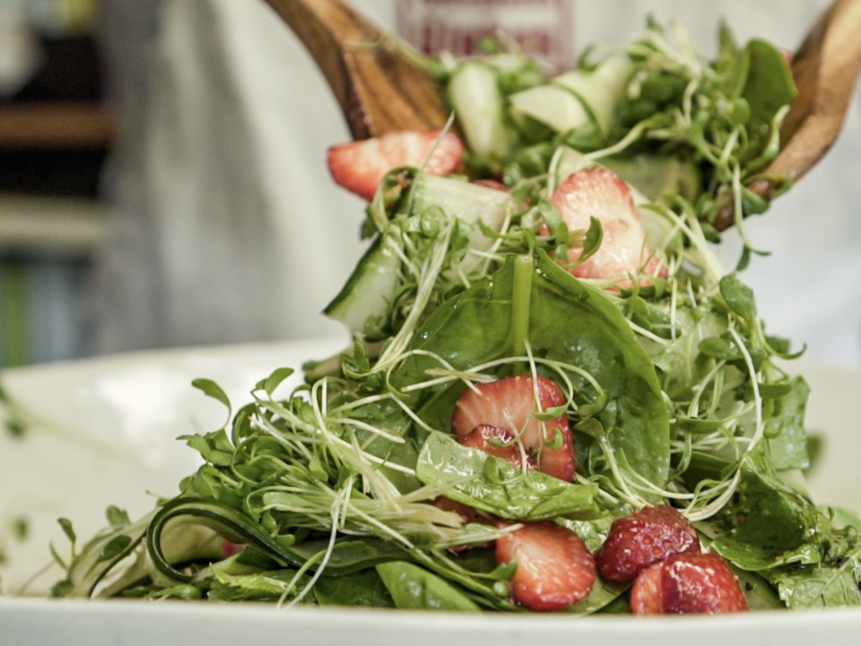Schritt 1: Zubereitung von Erdbeer-Feigensalat mit Gurke und Brunnenkresse 