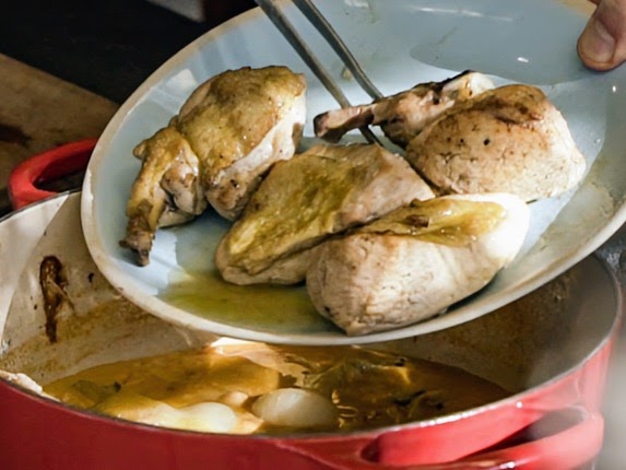 Schritt 3: Zubereitung der Tomatensauce und Fertigstellung des Poulets à l’Estragon 