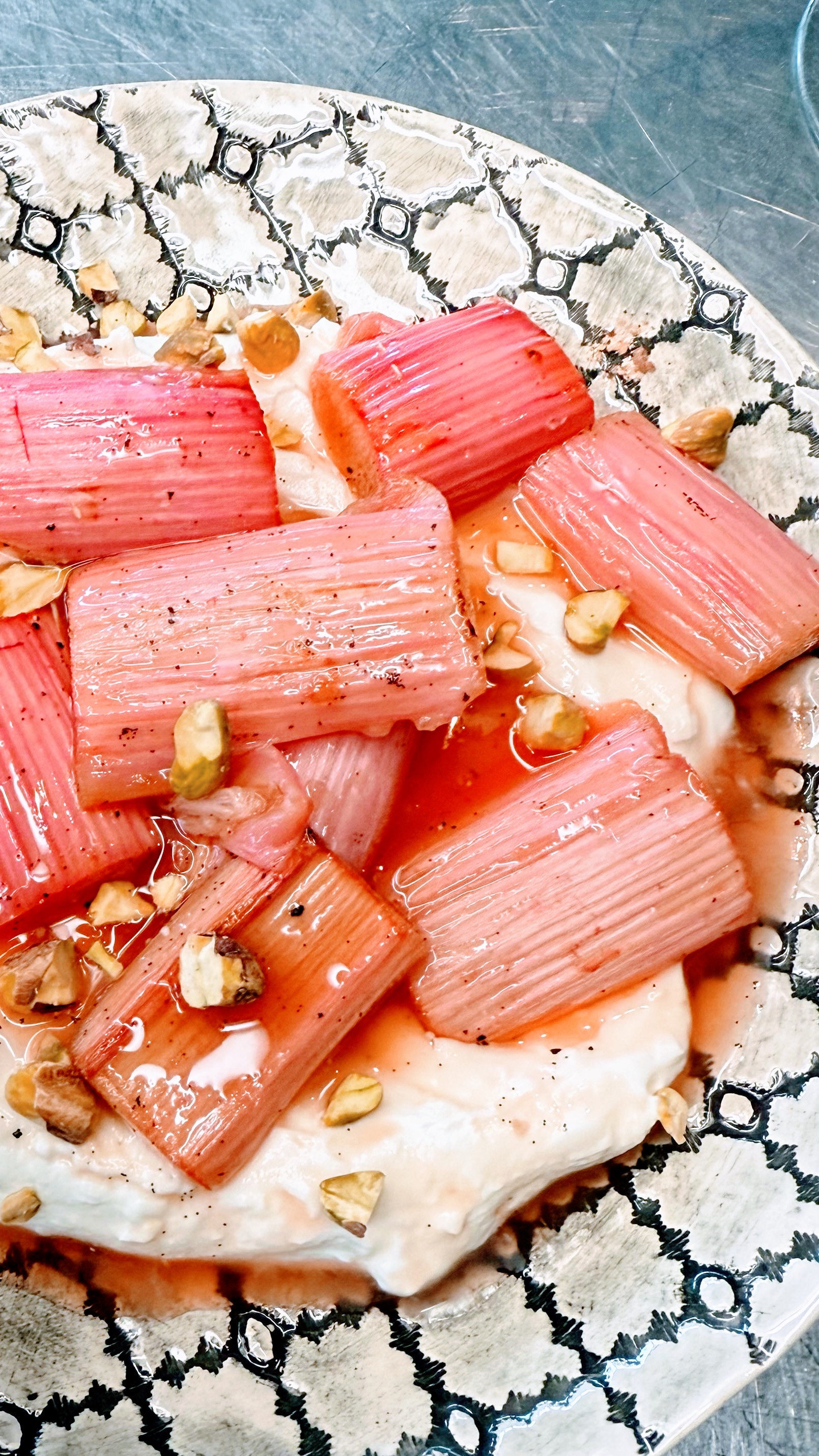 Gerösteter Rhabarber mit Joghurt Crème (Labneh) Rezept2