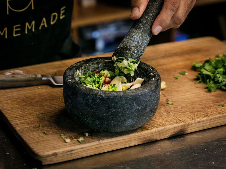 Schritt 1: Gewürzpaste zubereiten Schritt 1: Gewürzpaste zubereiten