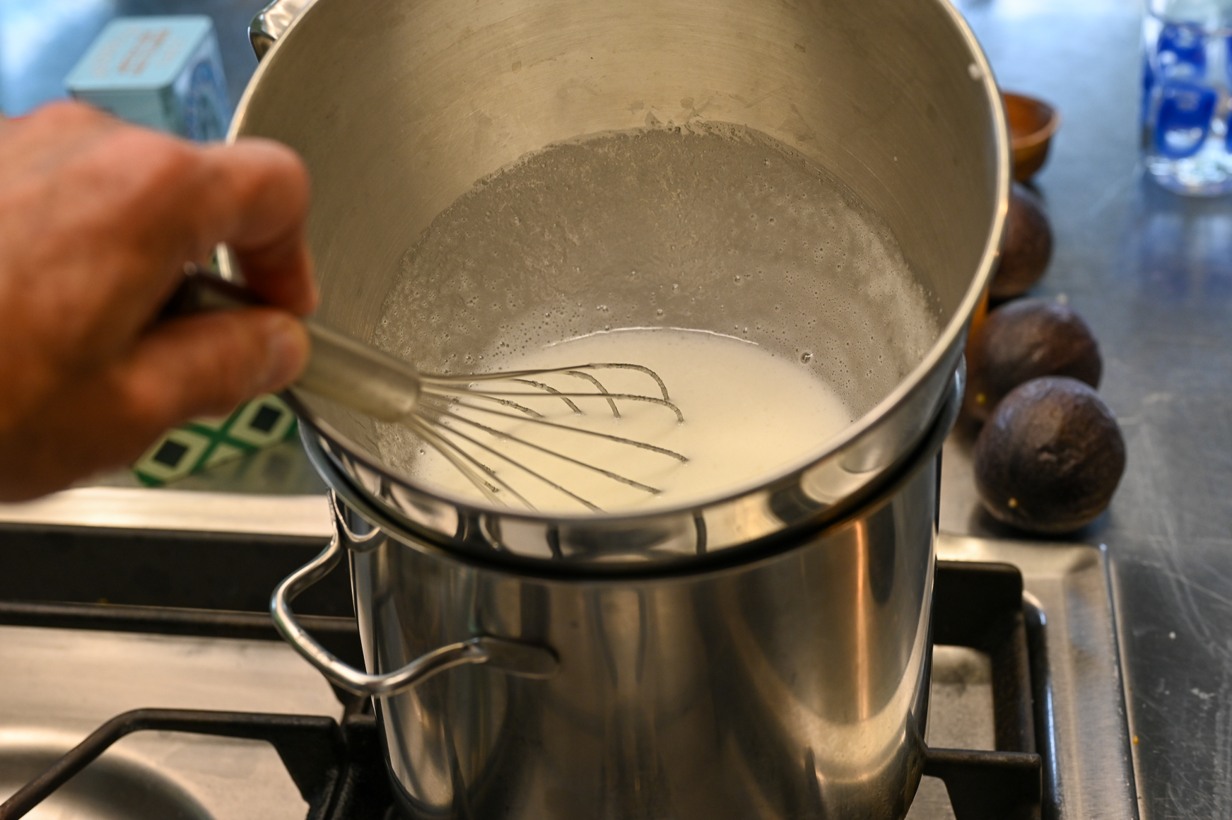 Schritt 4: Mascarpone-Meringue-Cheesecake mit Passionsfrucht füllen und Cheesecake backen