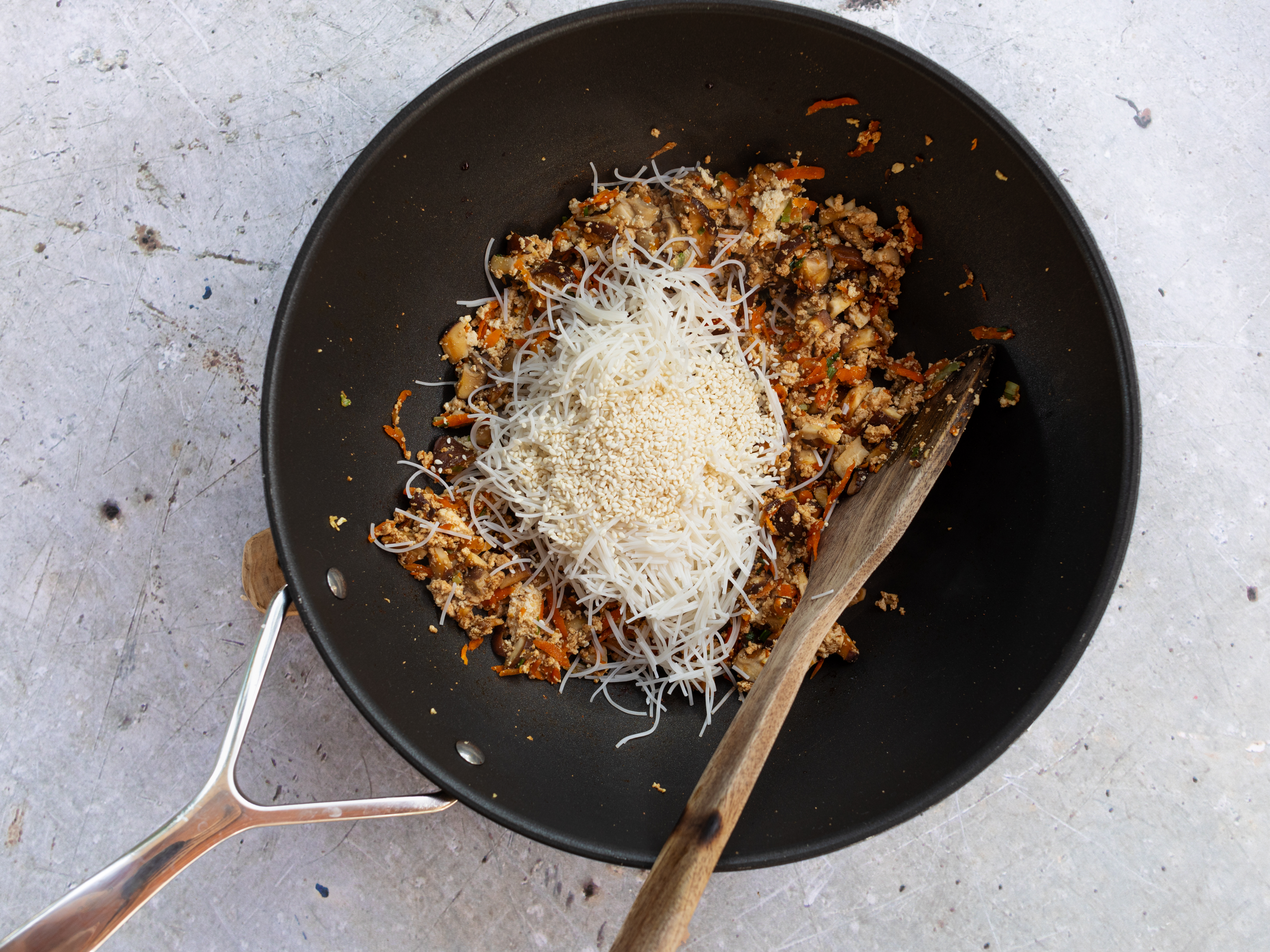Schritt 3:  Zutaten für Reispapier-Dumplings anbraten 