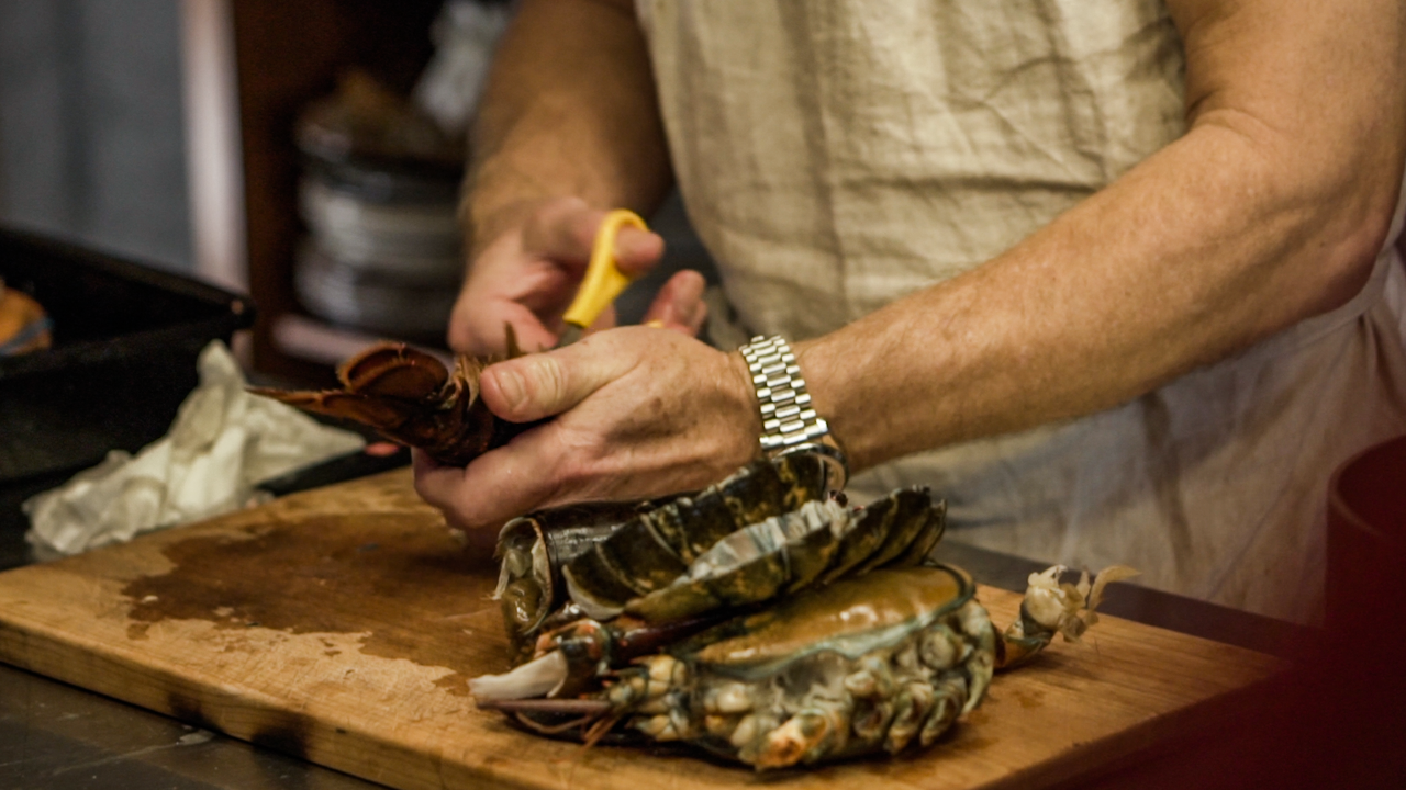 Schritt 1: Hummerschalen-Brühe für Hummer Fregola Sarda zubereiten 