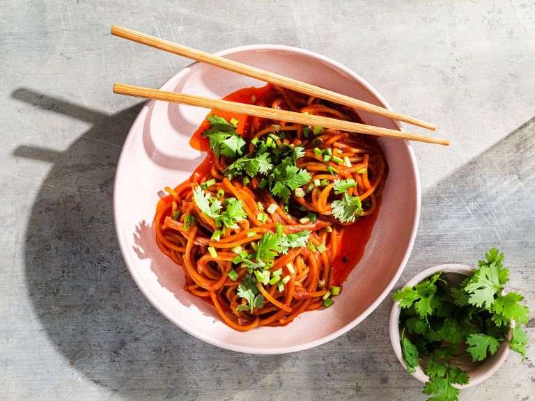 Schritt 3: Pasta mit der Gochujang-Sauce für Gochujang-Peanutbutter-Spaghetti mischen