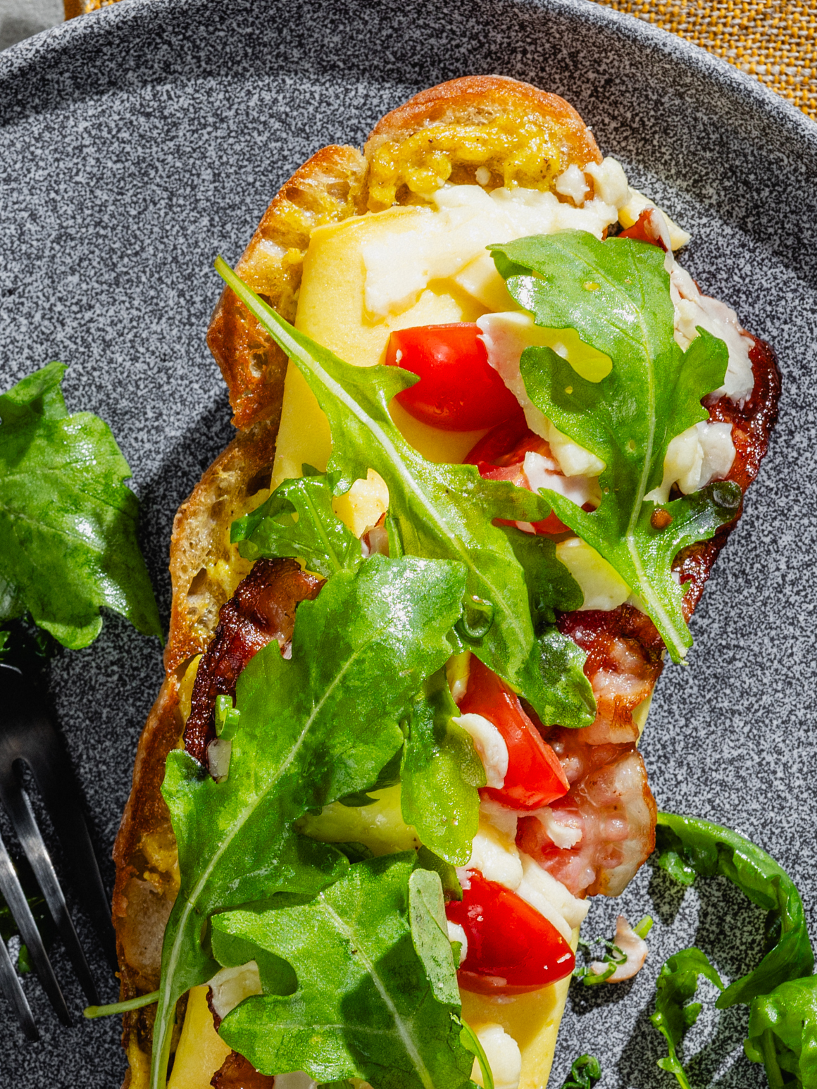 Frühstücks-Club-Toast mit Omelette Rezept 2