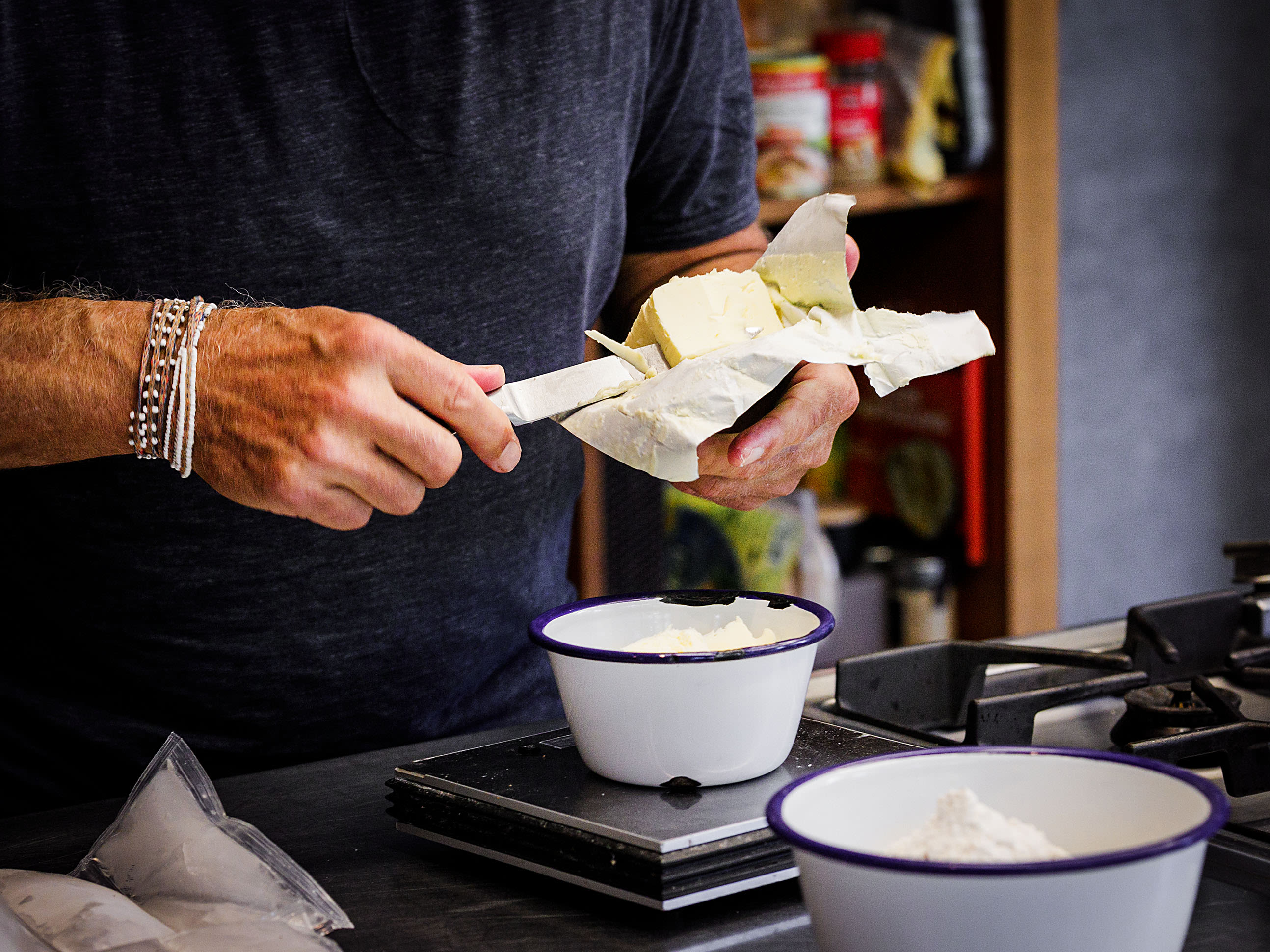 Schritt 1: Butter in Stücke schneiden