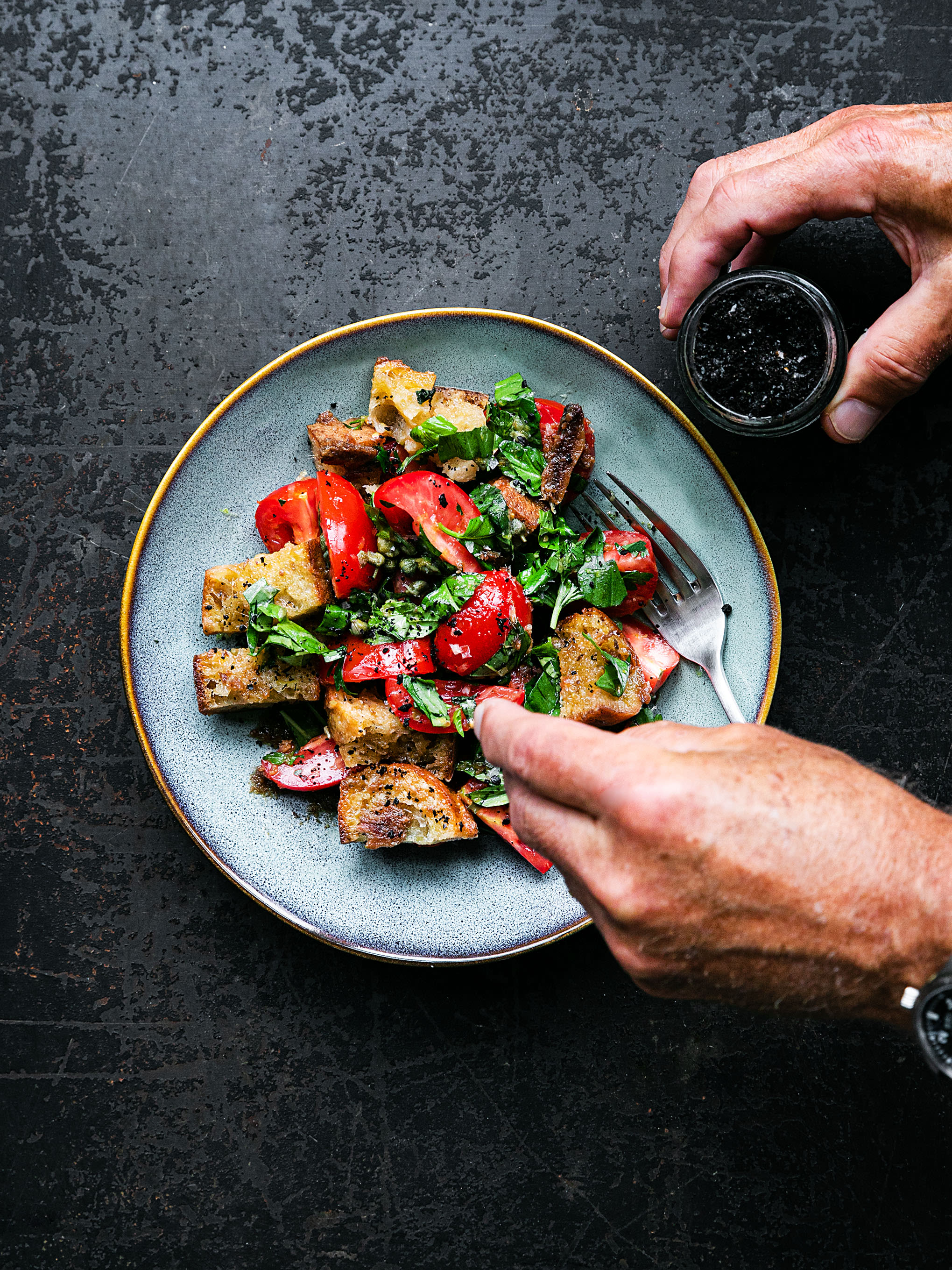 Tomaten Brot Salat mit Anchovis und Kapern Rezept 3