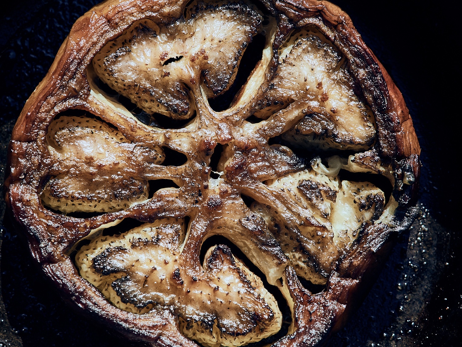 Schritt 1: Mit Knoblauchöl beträufeln und zirka 30 Minuten backen, bis sie hellbraun und weich sind