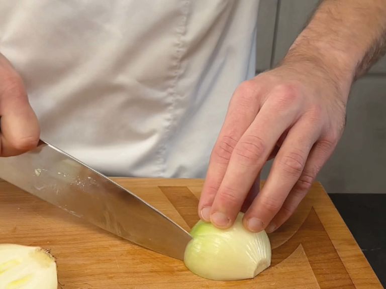 Step 1: Zwiebeln längs schneiden Step 1: Zwiebeln längs schneiden