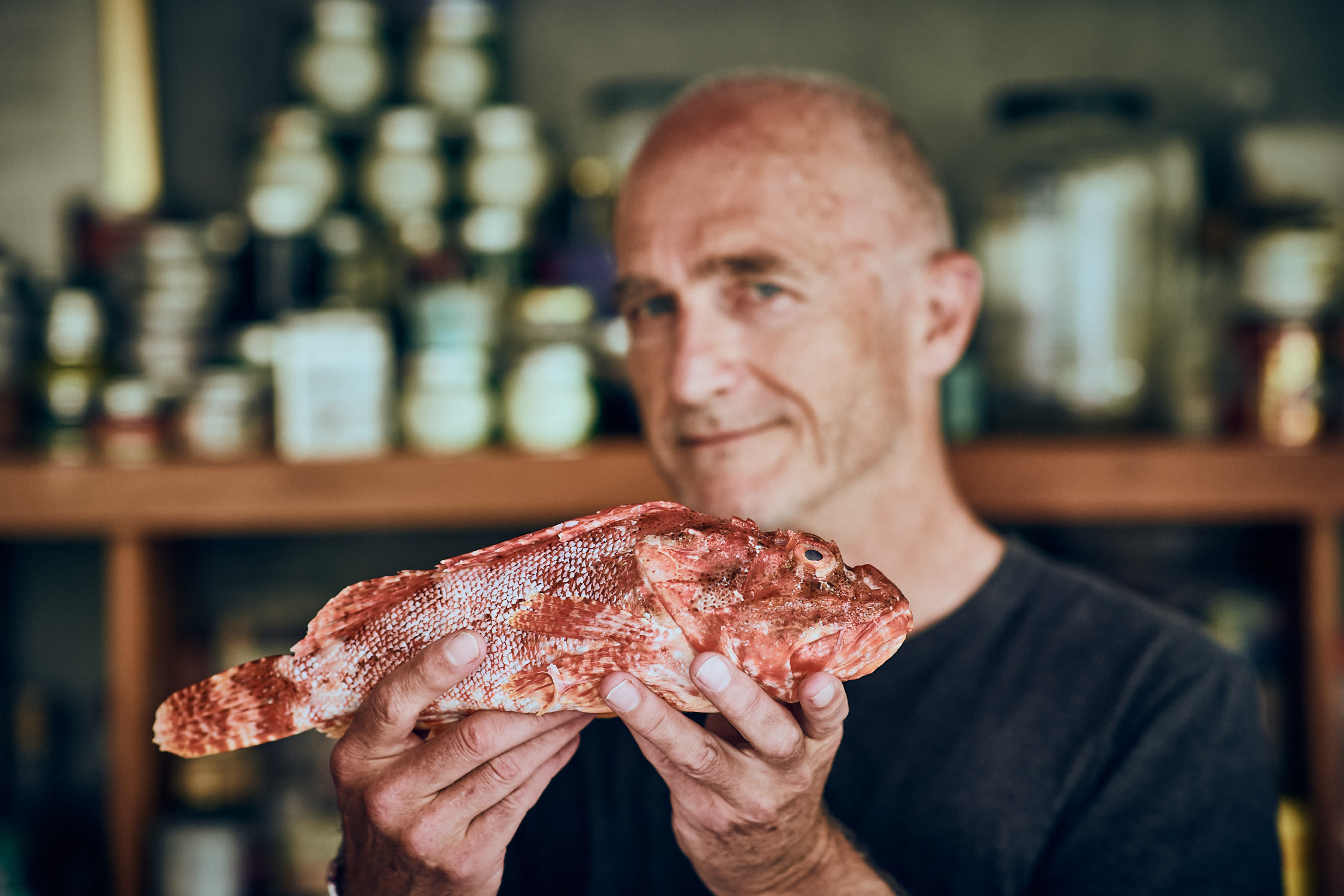 Schritt 1: Fisch für Drachenkopf 'in padella' mit Artischocken und Tomaten vorbereiten 