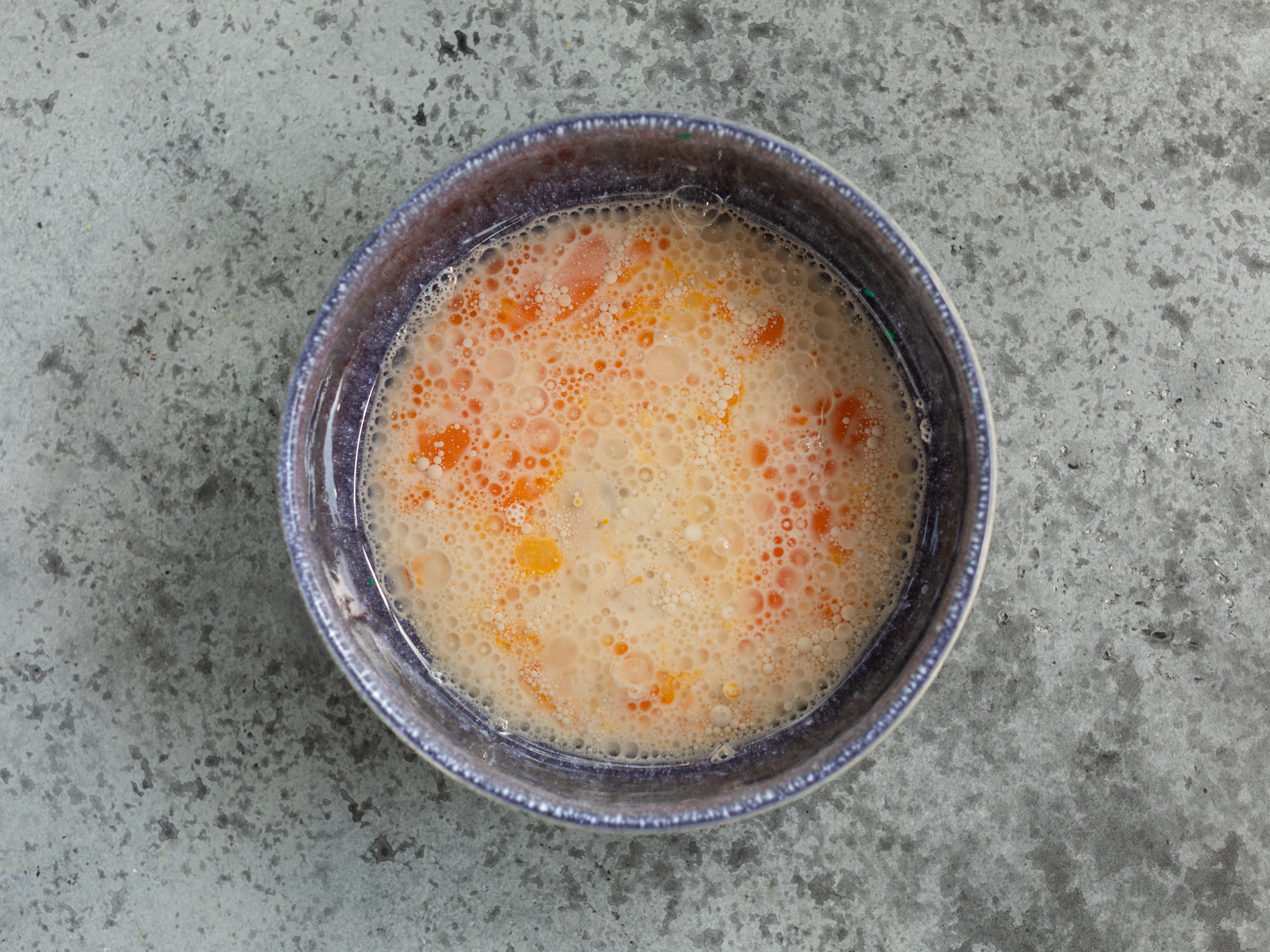 Schritt 2: Feuchte Zutaten für Matcha Waffeln mit weisser Schokolade mischen 