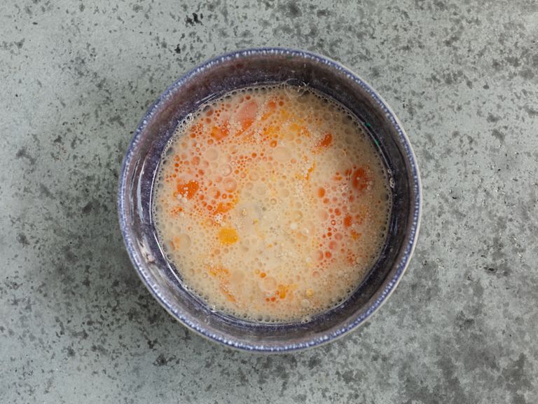 Schritt 2: Feuchte Zutaten für Matcha Waffeln mit weisser Schokolade mischen Schritt 2: Feuchte Zutaten für Matcha Waffeln mit weisser Schokolade mischen