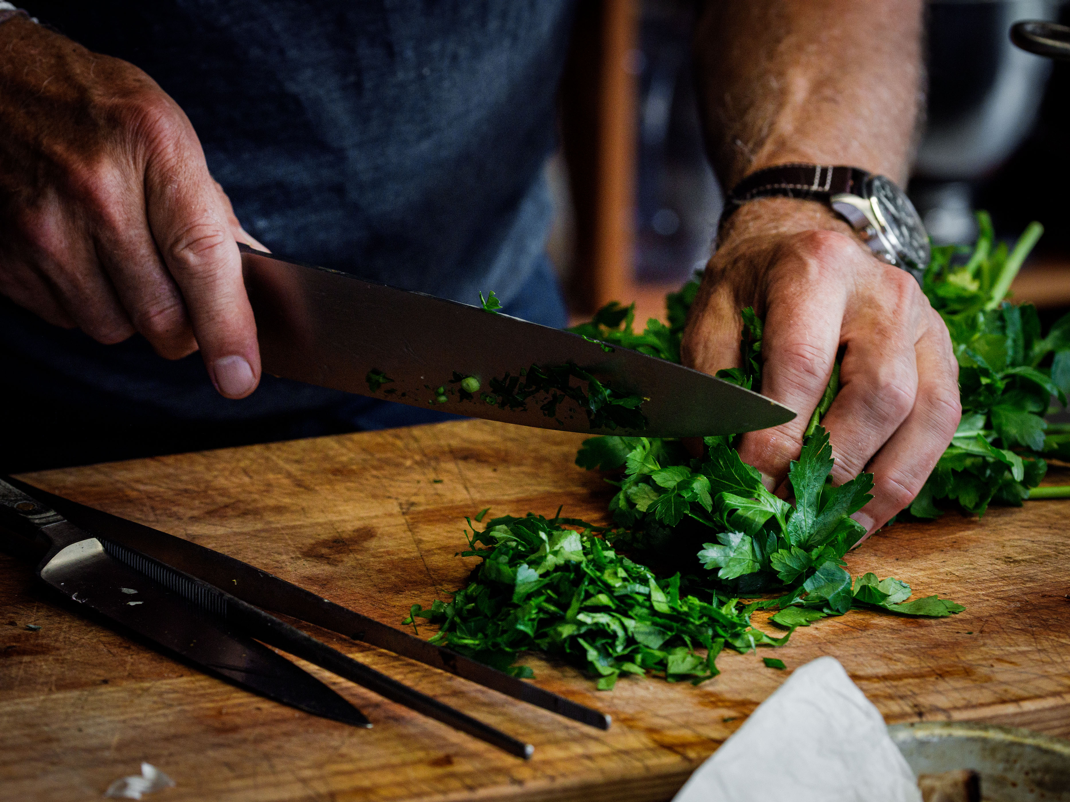 Schritt 4: Petersilienblätter grob hacken