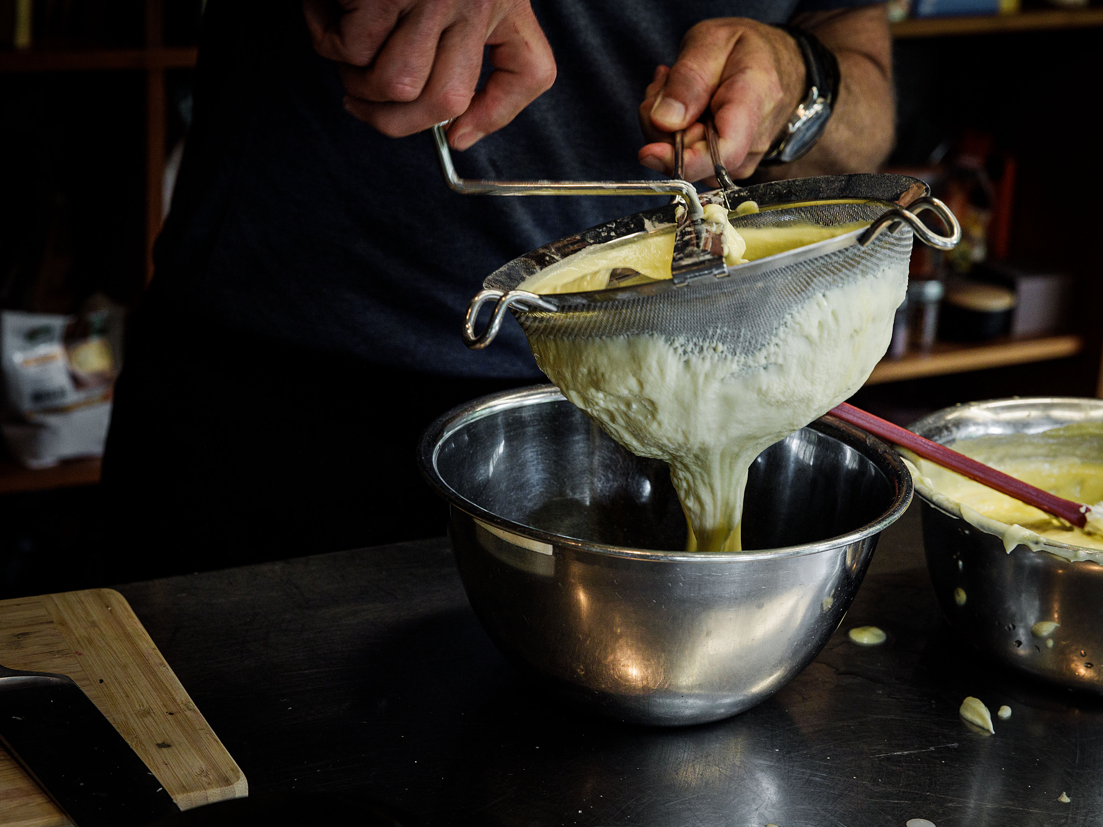 Schritt 2: Den Mascarpone unterrühren, gut verrühren und dann durch ein Sieb streichen