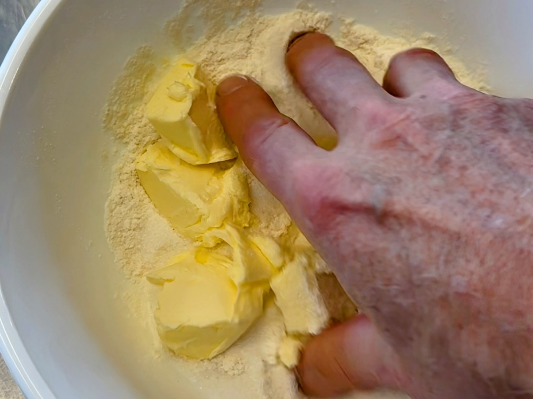 Schritt 1: Mürbeteig für Blutorangen-Yuzu Tarte vorbereiten 