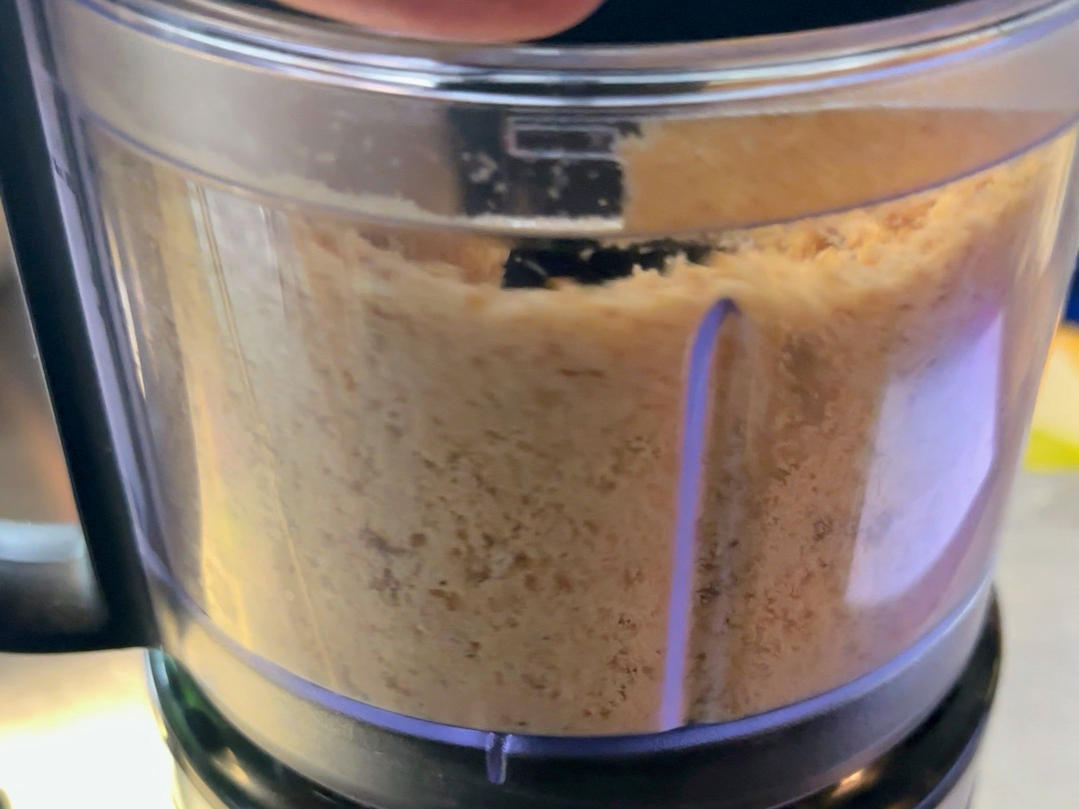 Schritt 1: Zuerst die Petit Beurre im Food Processor zerkleinern