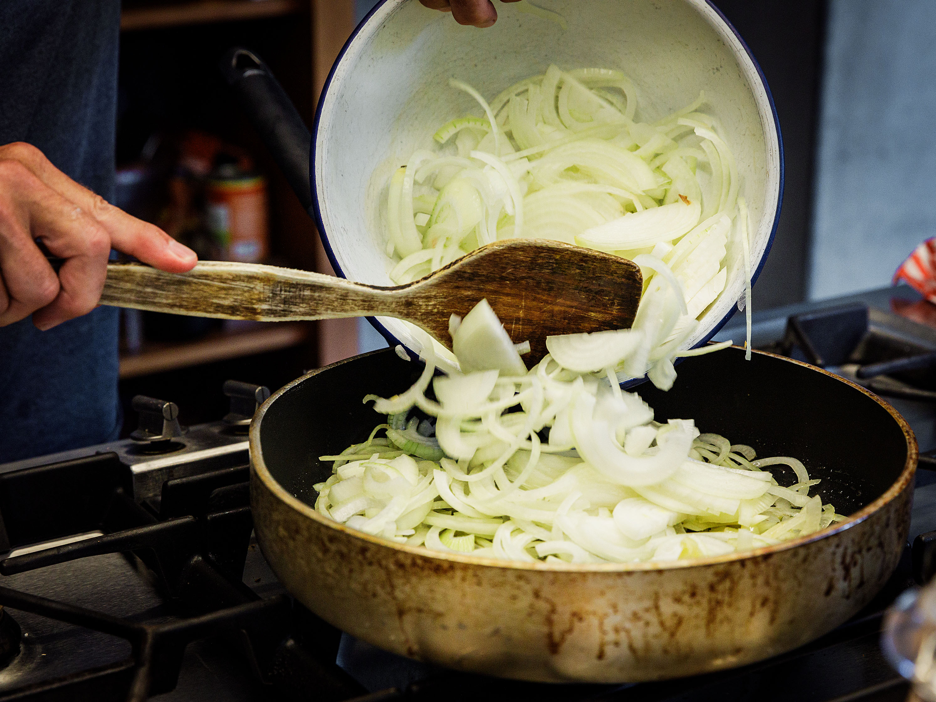 Schritt 3: ie Zwiebelstreifen zugeben und bei sehr geringer Hitze karamellisieren lassen