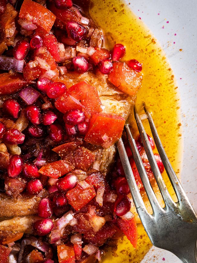 Salat aus geräucherten Auberginen, Tomaten und Granatapfel Rezept Salat aus geräucherten Auberginen, Tomaten und Granatapfel Rezept