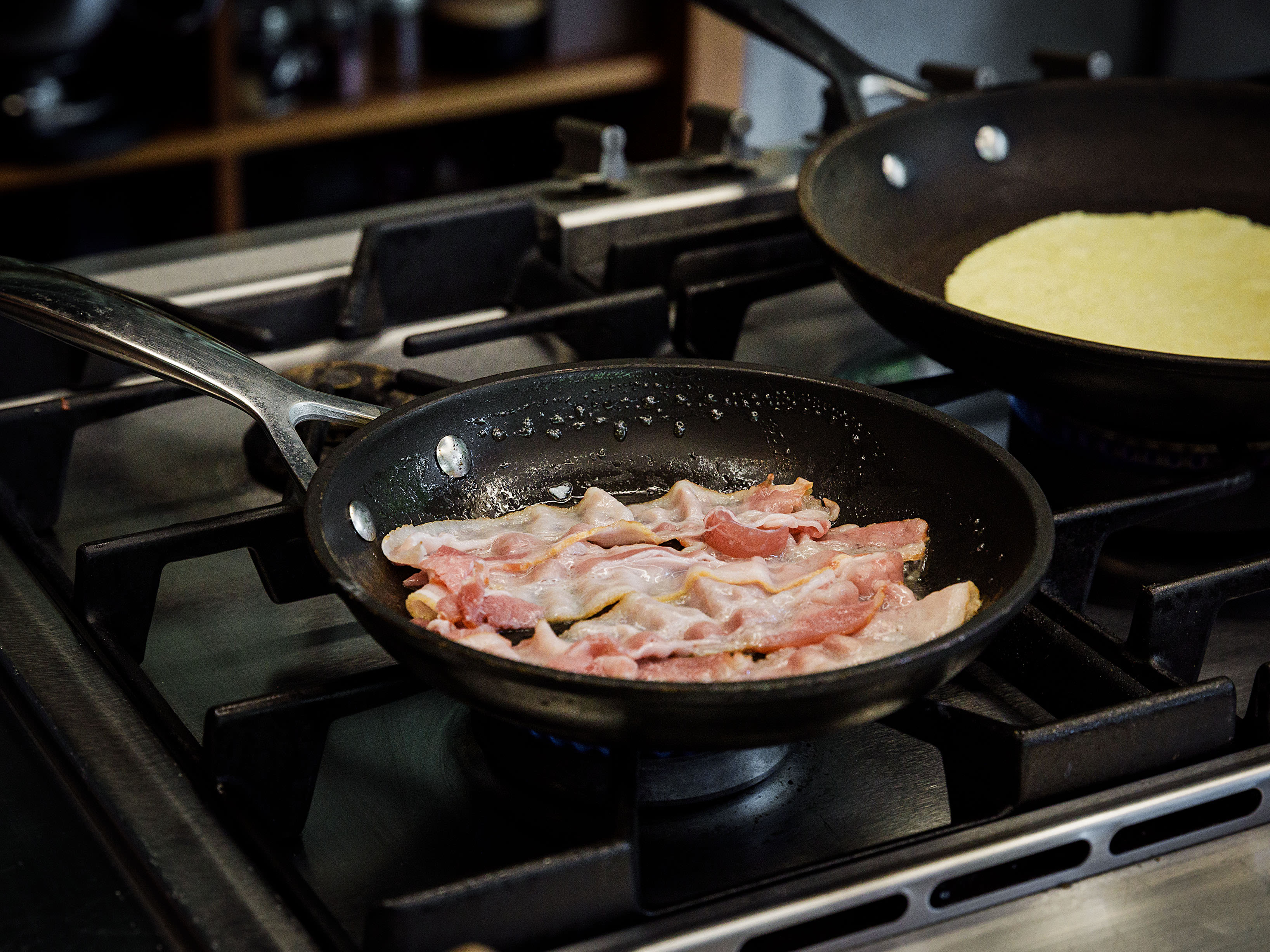 Schritt 1: Tortillas für Tortillas mit Spiegelei, Speck und Avocado wärmen und Spiegeleier braten 