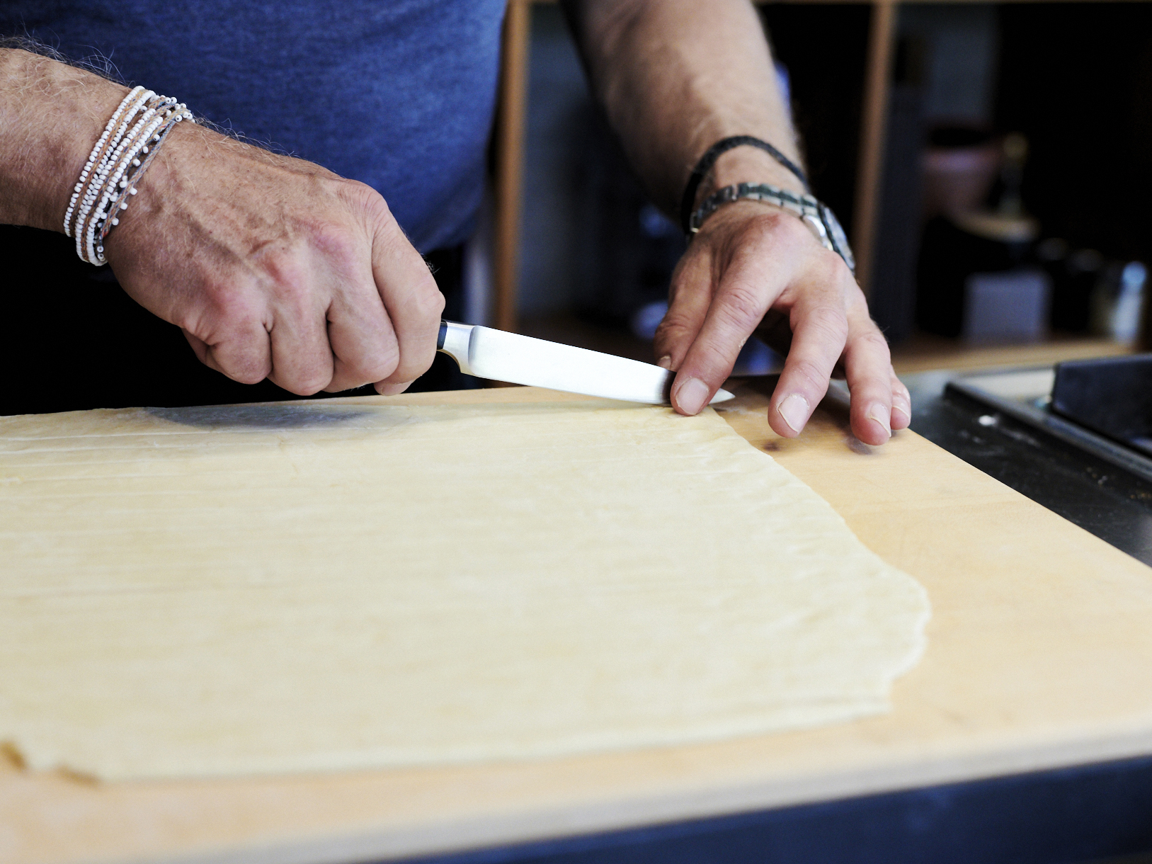 Schritt 2: Teig in Rechtecke von etwa 20 cm Breite schneiden