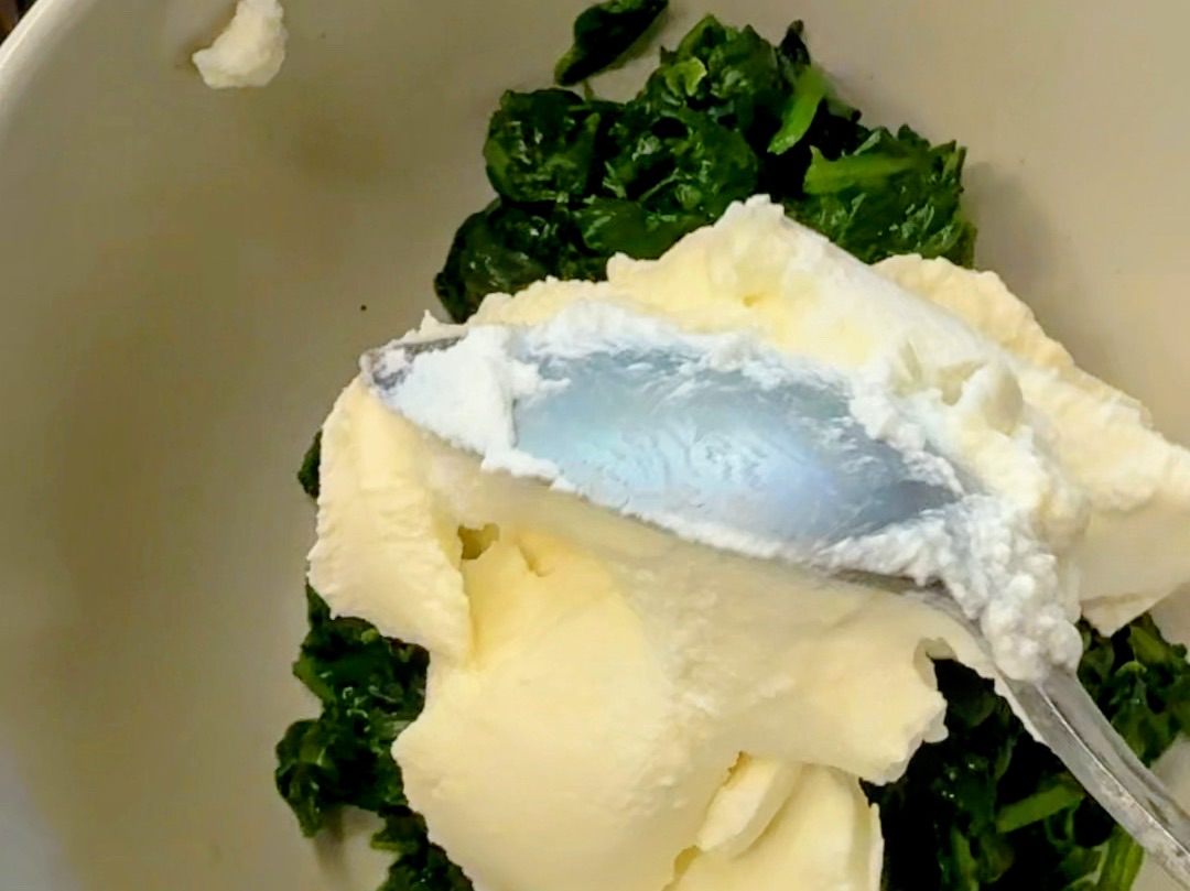 Schritt 1: Spinat-Füllung für Uovo in raviolo al Tratufo vorbereiten 