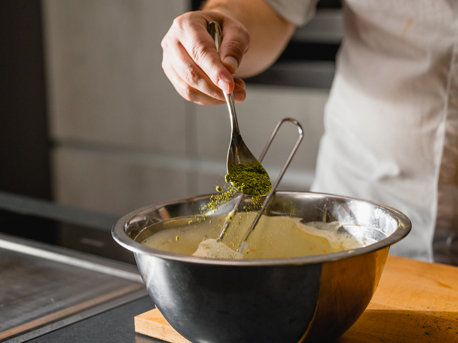 Schritt 1: 1. Mascarpone, Zucker, Vanillezucker und das Matcha-Pulver in eine Schüssel geben und alles gut miteinander verrühren.  