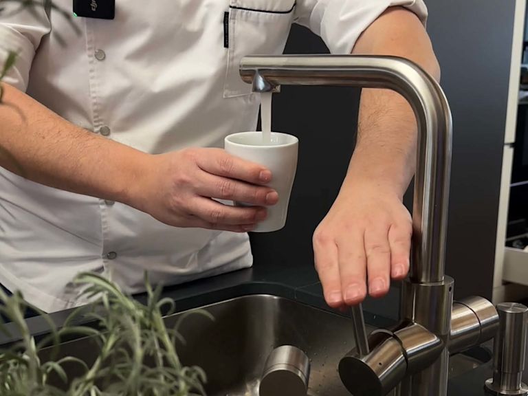 Step 2: Wasser in Tasse füllen Step 2: Wasser in Tasse füllen