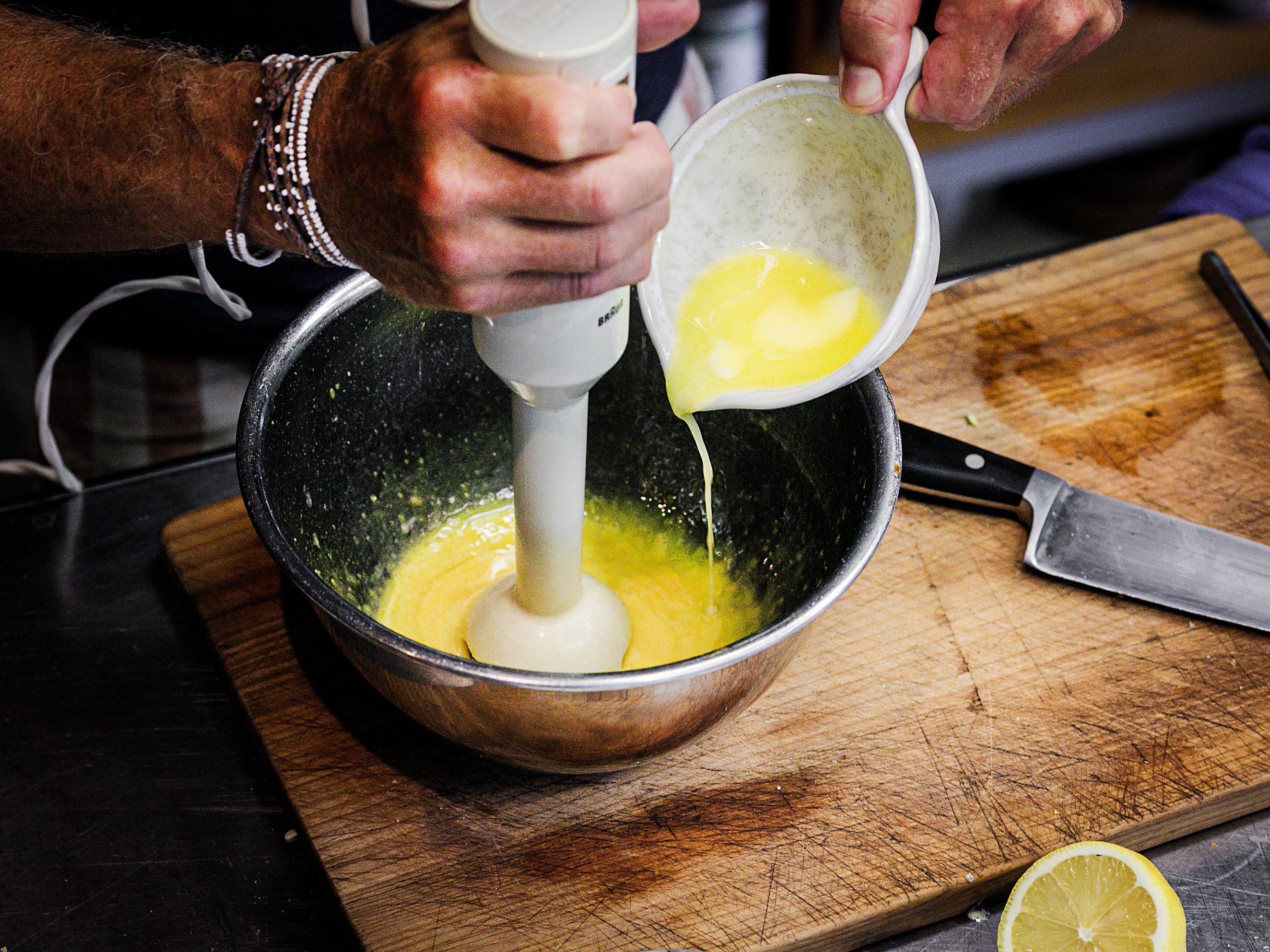 Schritt 1: Die Eigelbe, Zitronensaft und das Salz mit dem Stabmixer pürieren