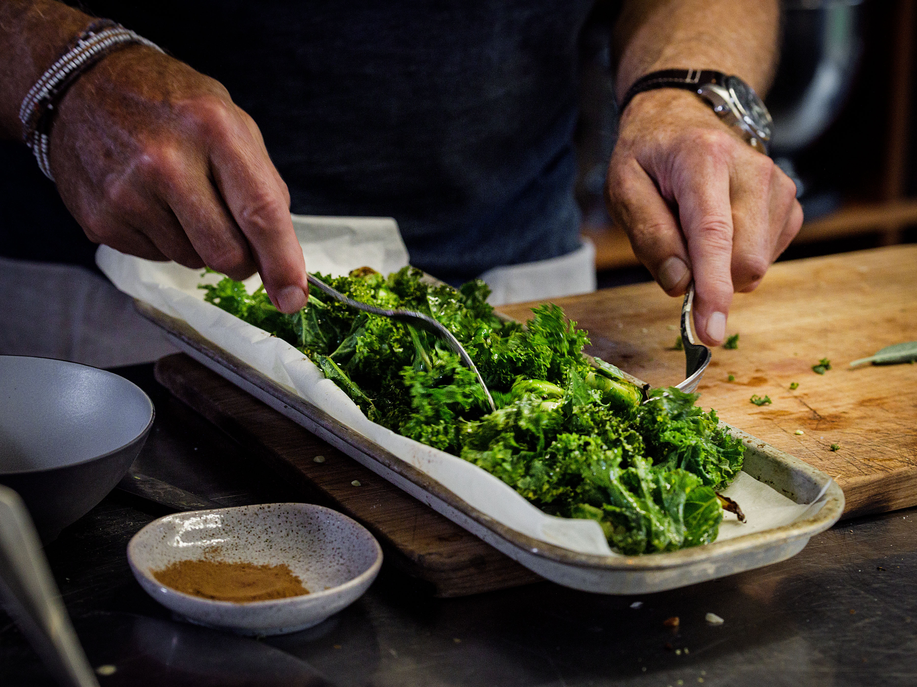 Schritt 2: Den Federkohl und Salz dazugeben, umrühren und weiter rösten, bis alles schön gebräunt und durchgeröstet ist