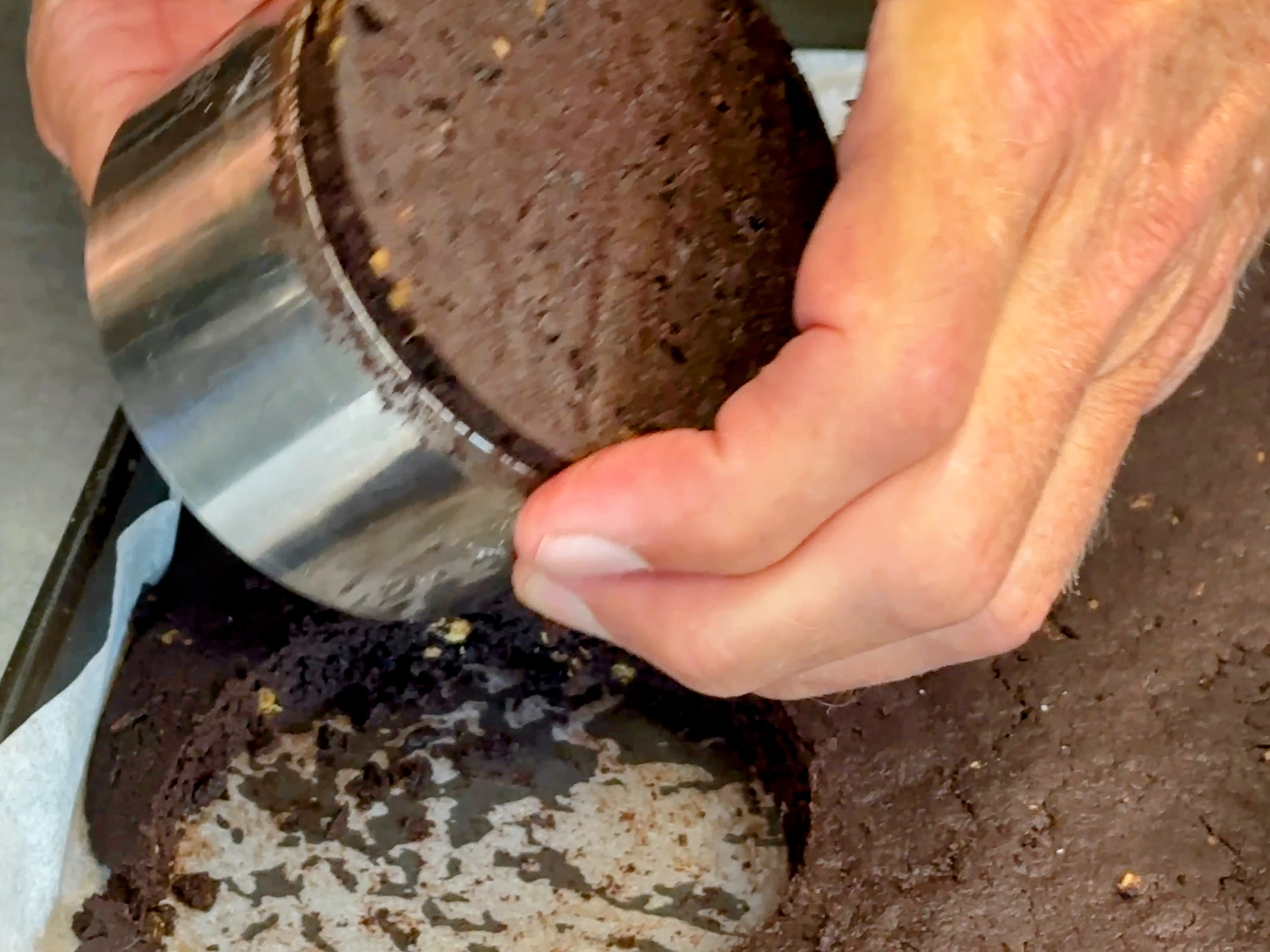 Schritt 1: Biscuit abkühlen lassen und mit einem Dessertring Rondellen ausstechen