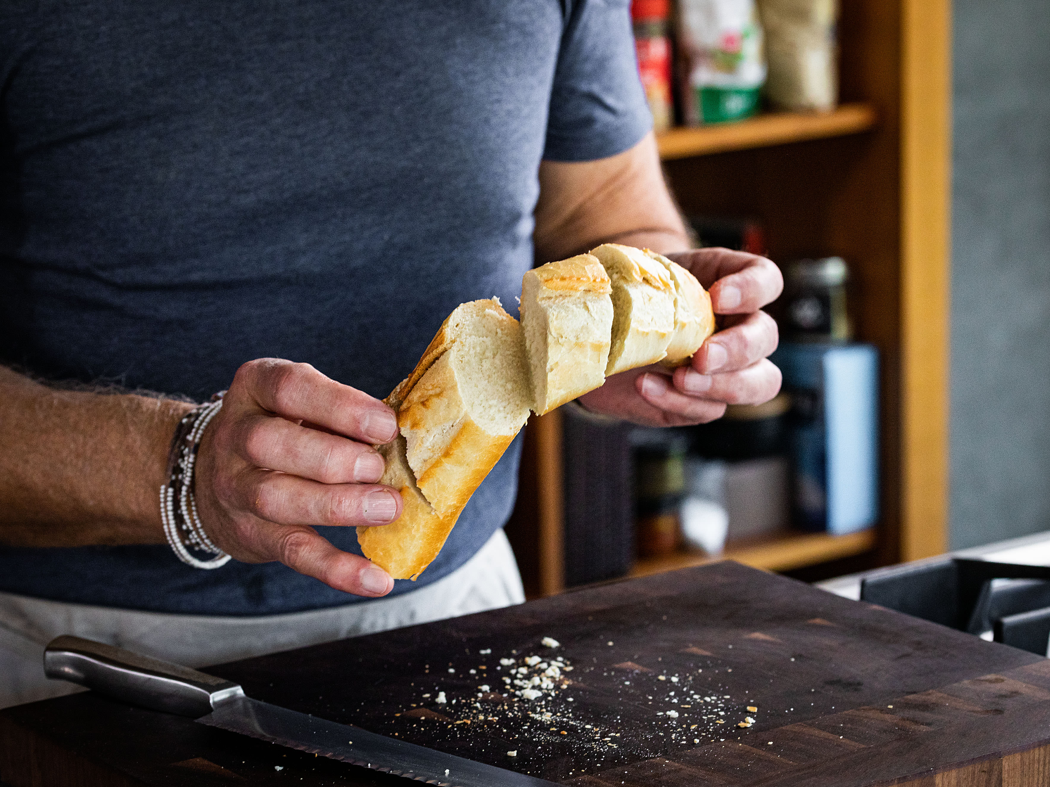 Schritt 1:  Das Brot diagonal in Scheiben mit einem Abstand von 2 bis 2,5 cm schneiden, ohne das Brot ganz bis zum Boden durchzuschneiden