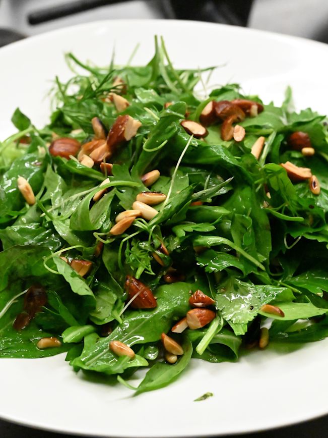 Frischer Kräutersalat mit Mandeln Rezept Frischer Kräutersalat mit Mandeln Rezept