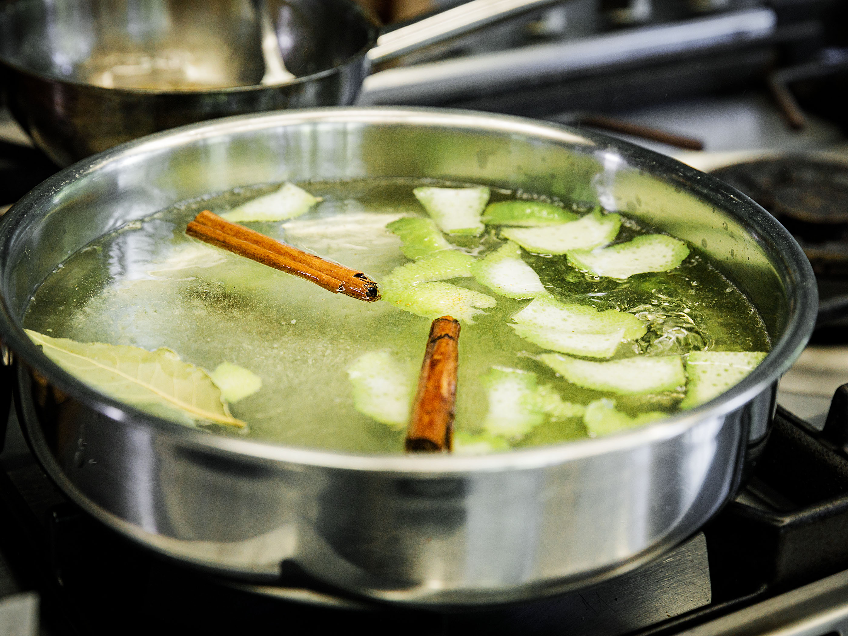Schritt 1: Wasser, Zucker, Lorbeerblatt, Zimt und Zitronenschale aufkochen, auf kleinem Feuer köcheln lassen