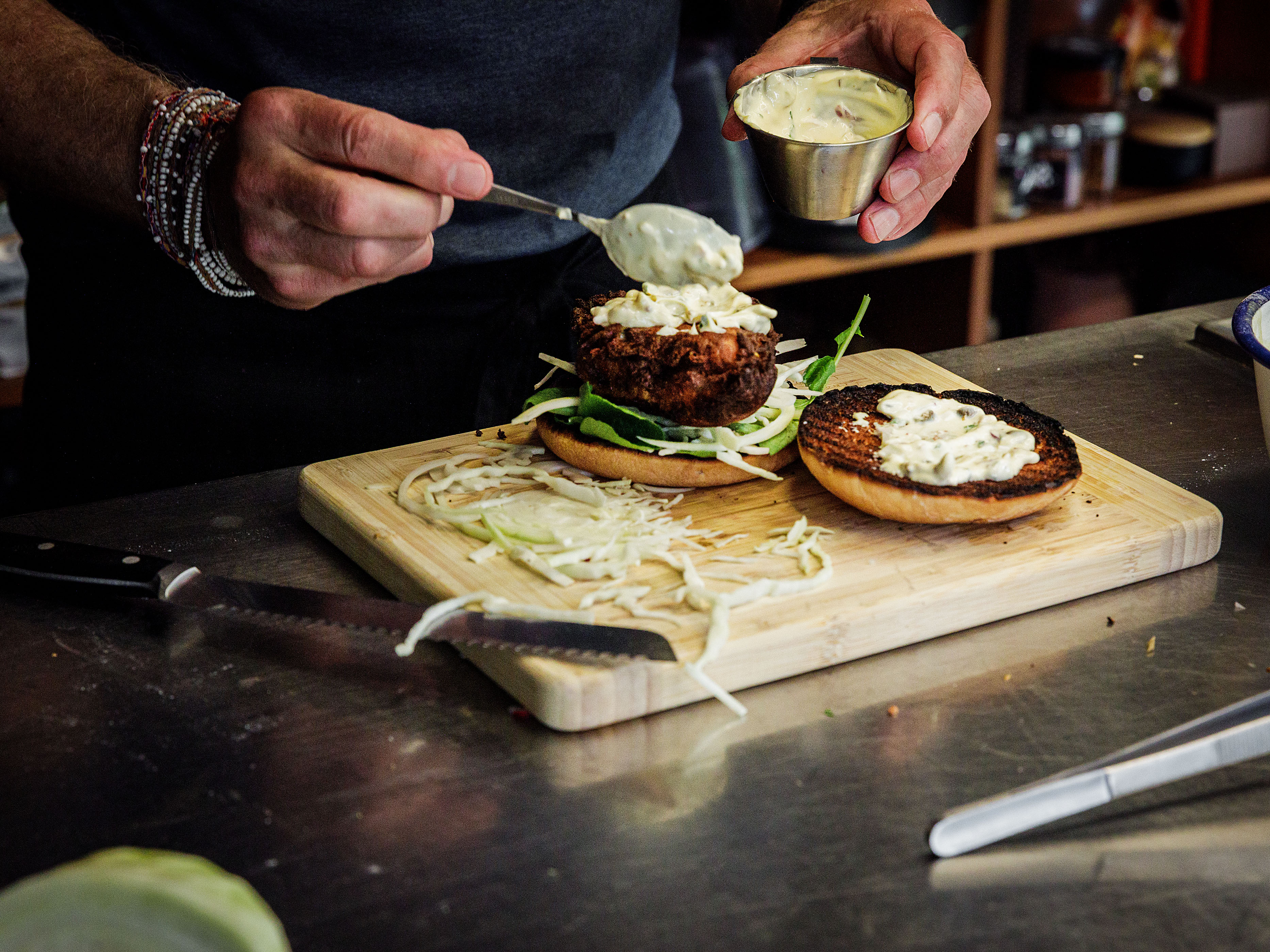 Schritt 3: Fischfilets zwischen die getoasteten Brötchen legen