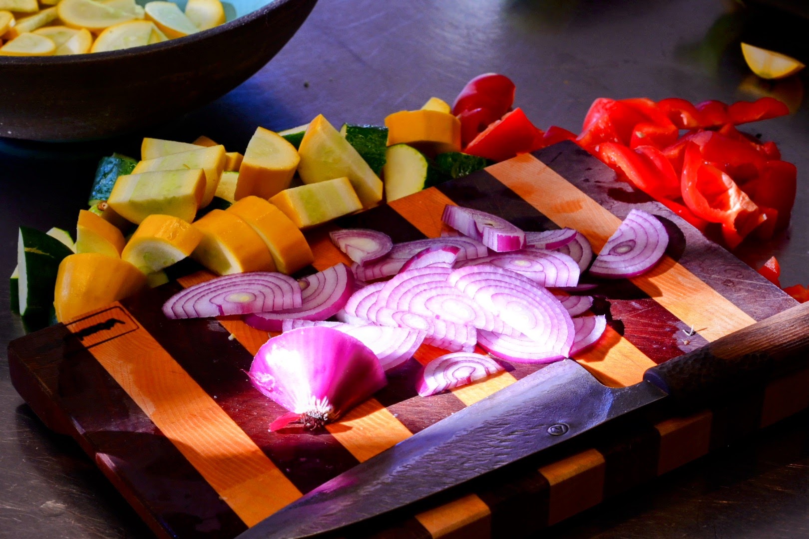 Schritt 1: Gemüse für  Ratatouille mit Kabeljau vorbereiten und im Ofenfesten Topf anrichten 