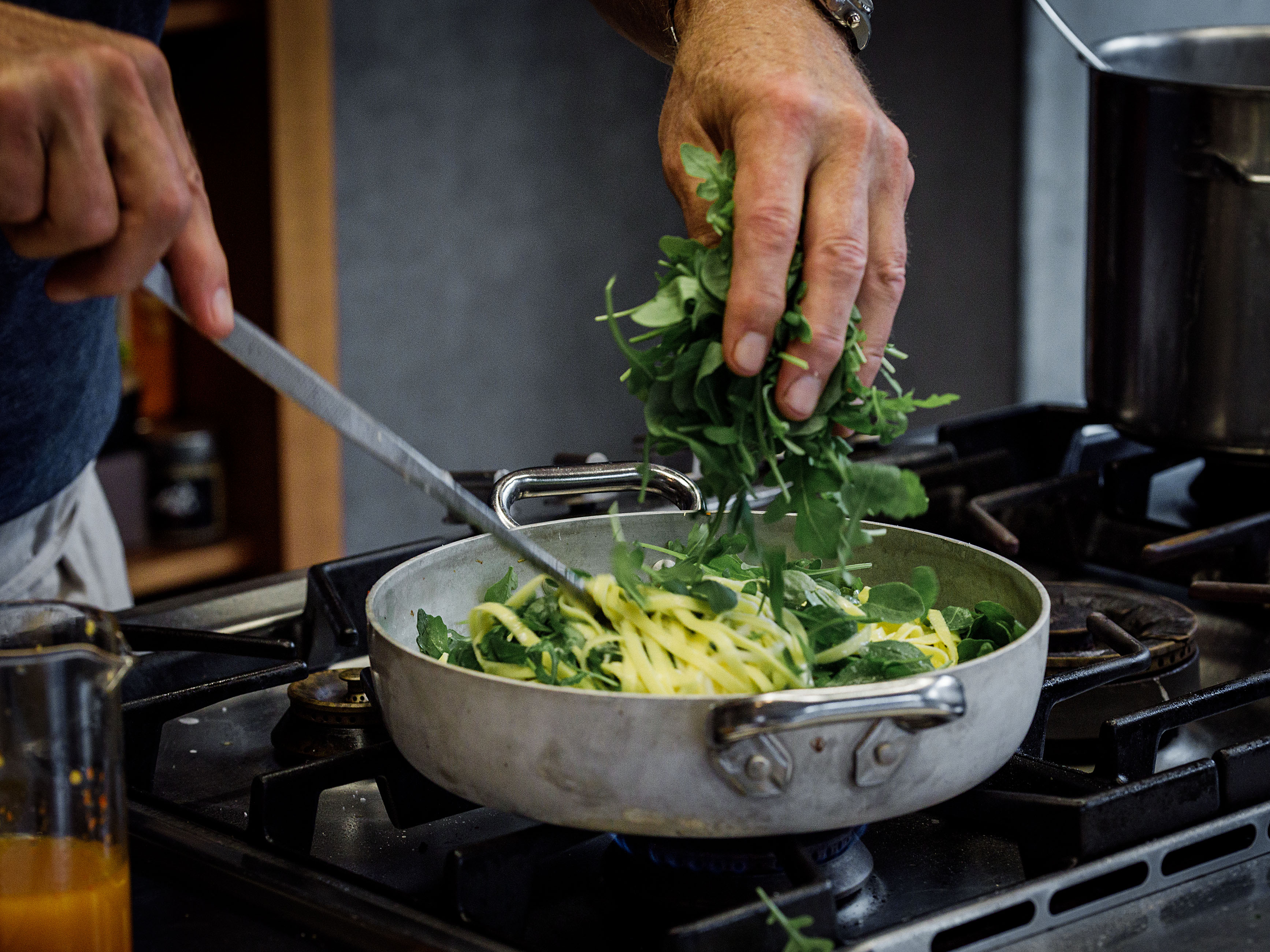 Schritt 2:  Rucola zur Pasta geben 