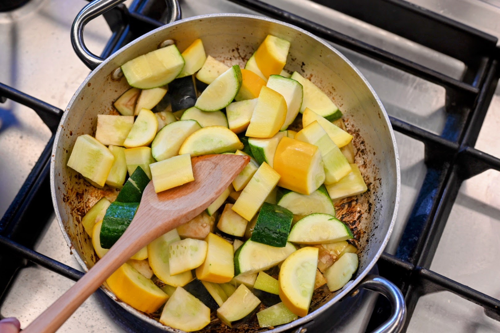 Schritt 1: Gemüse für  Ratatouille mit Kabeljau vorbereiten und im Ofenfesten Topf anrichten 